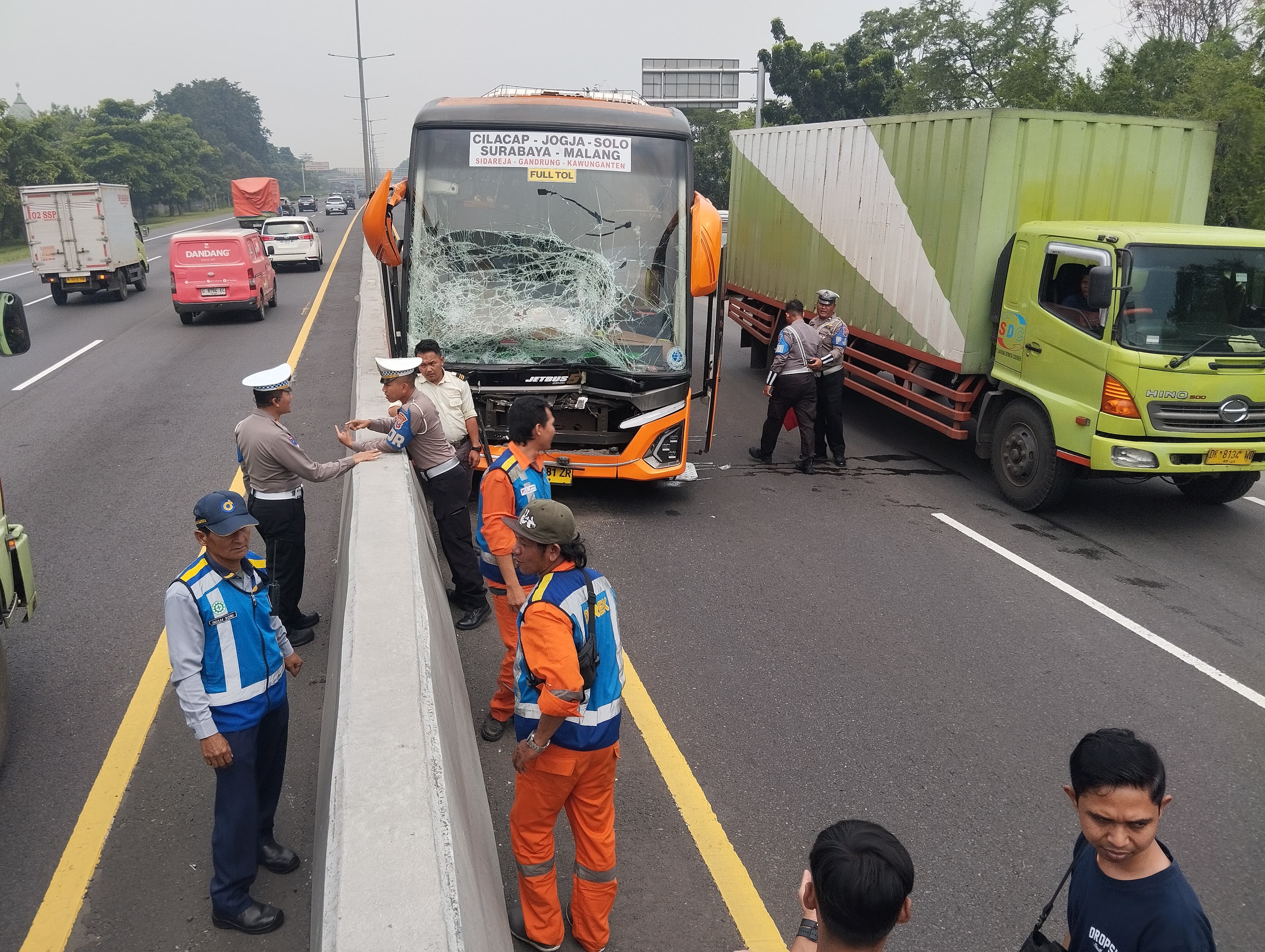 KACA PECAH: Kondisi bus usai terlibat kecelakaan di Tol Sidoarjo arah Waru, Selasa (27/5).&nbsp;(IST)
