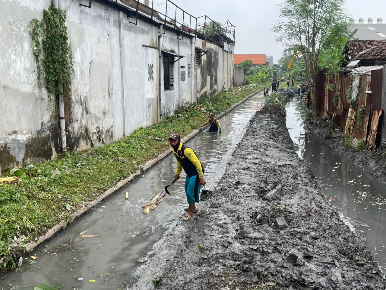 NORMALISASI: Satgas air DPUBM SDA Sidoarjo membersihkan sumbatan sampah di irigasi Desa Gelam. (M SAIFUL ROHMAN/RADAR SIDOARJO)