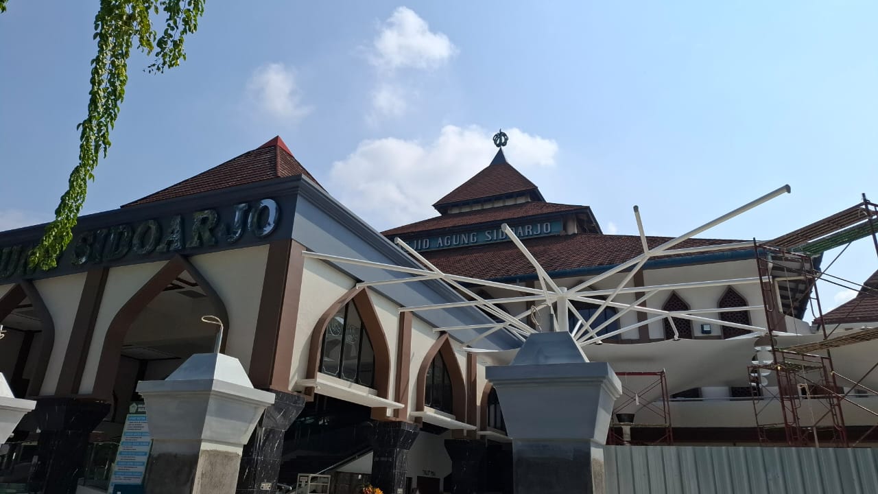 HALAMAN DEPAN: Payung peneduh raksasa layaknya seperti di Masjid Nabawi, Madinah, Arab Saudi di Masjid Agung Sidoarjo.
