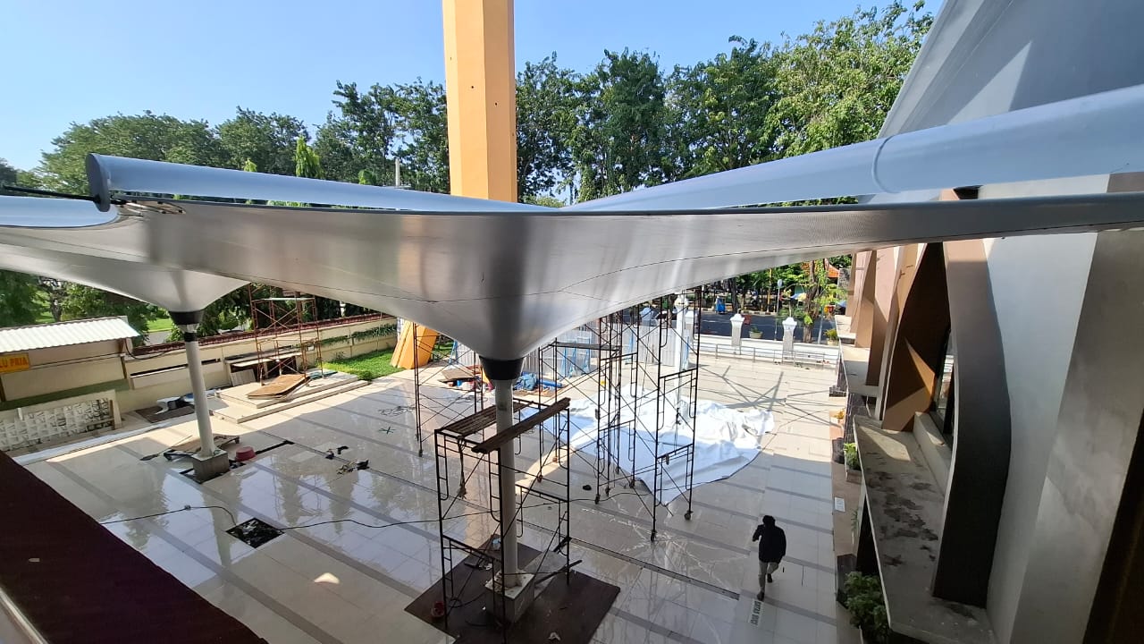 KREATIF: Payung peneduh raksasa layaknya seperti di Masjid Nabawi, Madinah, Arab Saudi di Masjid Agung Sidoarjo. (FOTO-FOTO M SAIFUL ROHMAN/RADAR SIDOARJO)