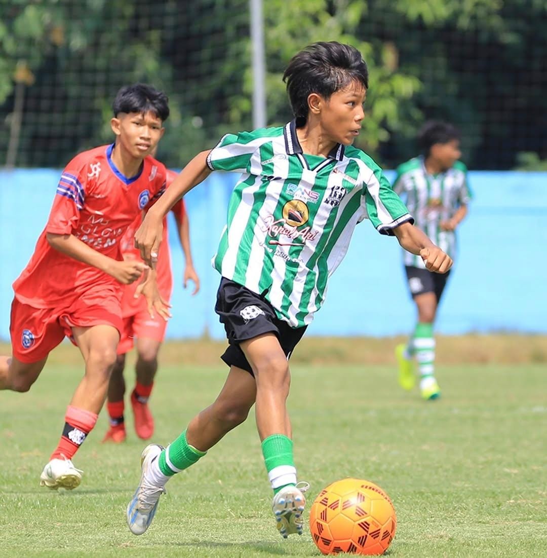 BERBAKAT: Pemain binaan Deltras Sidoarjo Academy. Usia dua tahun menjadi momentum untuk mencetak talenta sepakbola masa depan Indonesia. (IST/RADAR SIDOARJO)
