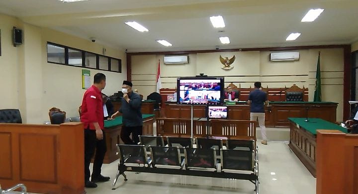 KEBERATAN: Terdakwa (memakai kopiah) usai menjalani sidang eksepsi di Pengadilan Tipikor Surabaya, Rabu (28/5). (DIKY SANSIRI/RADAR SIDOARJO)