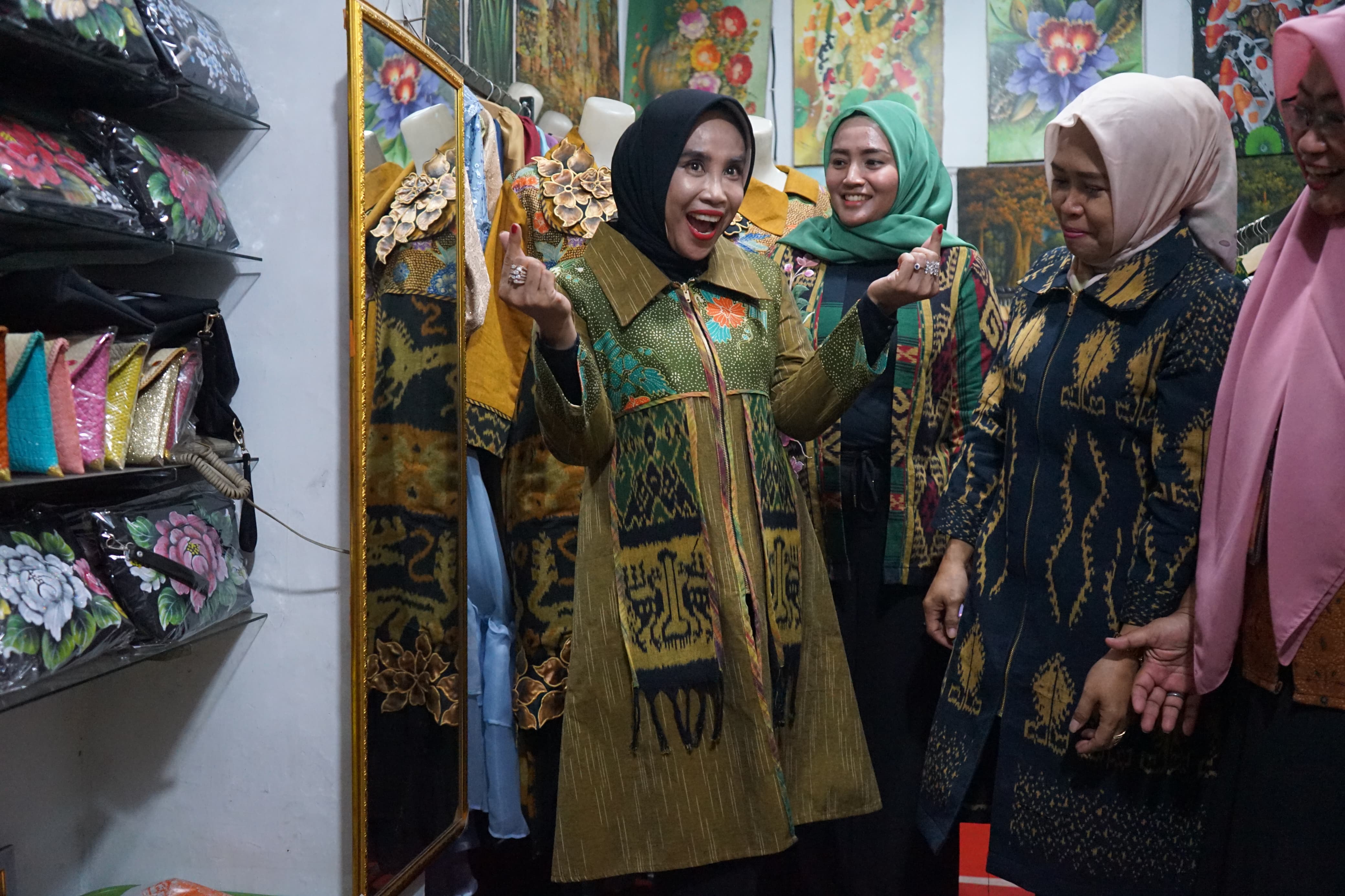 APRESIASI: Wakil Bupati Sidoarjo Mimik Idayana (kiri) melakukan kunjungan ke Nine Art Gallery di Desa Jasem, Kecamatan Sidoarjo.