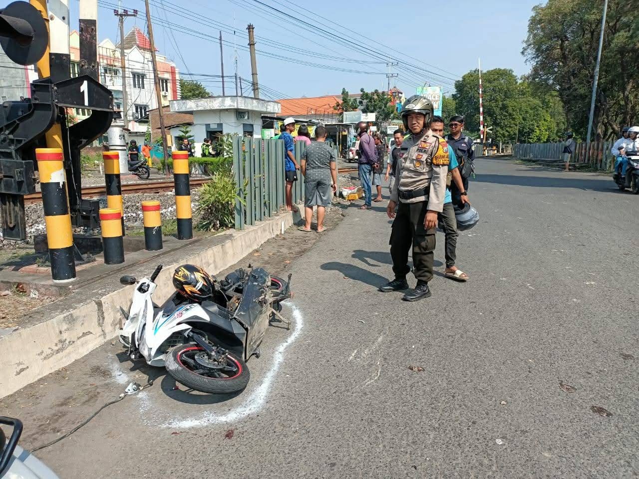 MENGENASKAN : Kondisi motor korban rusak parah usai tertabrak kereta api, Rabu (28/5). (DIKY SANSIRI RADAR SIDOARJO)