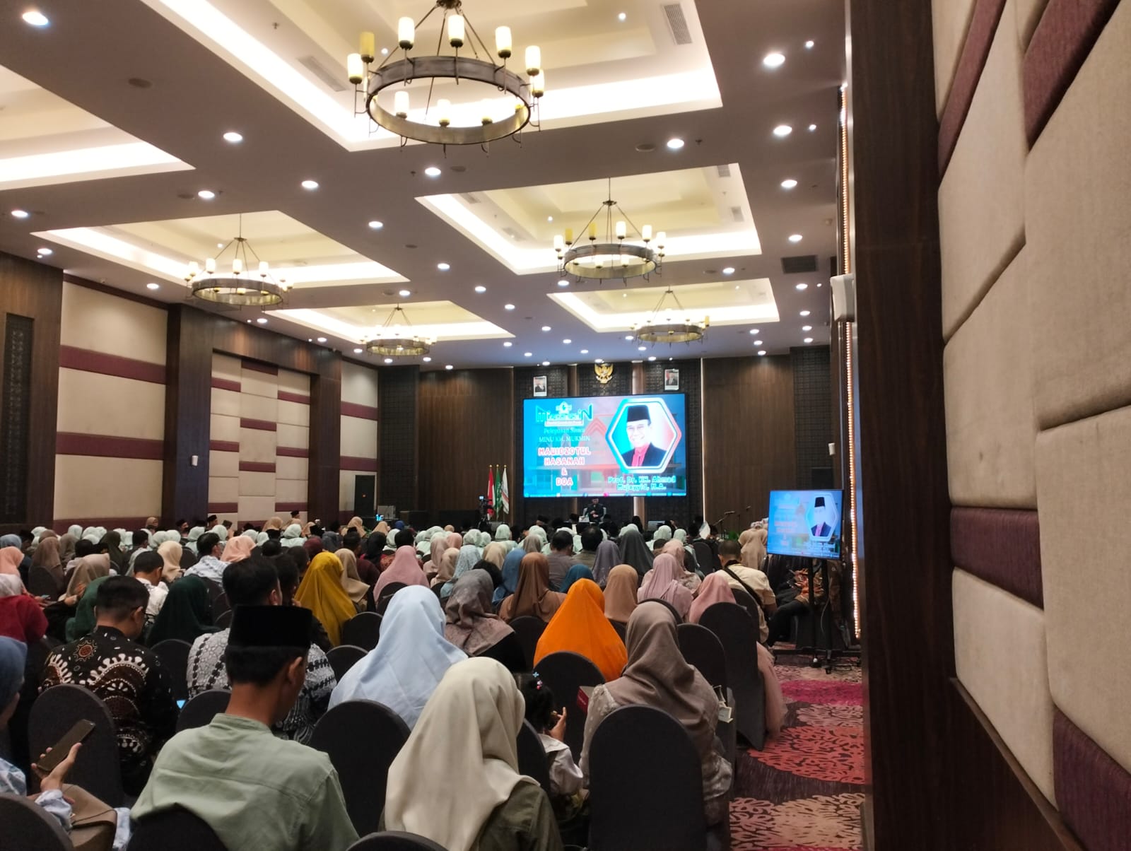 LANCAR: Suasana undangan kegiatan Graduation Ceremony MINU KH Mukmin Sidoarjo. (ANAS/RADAR SIDOARJO)