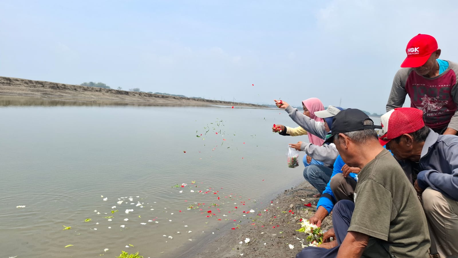 MENGENANG: Sejumlah warga Eks Desa Jatirejo melakukan tabur bunga di tanggul lumpur Sidoarjo. (M SAIFUL ROHMAN/RADAR SIDOARJO)