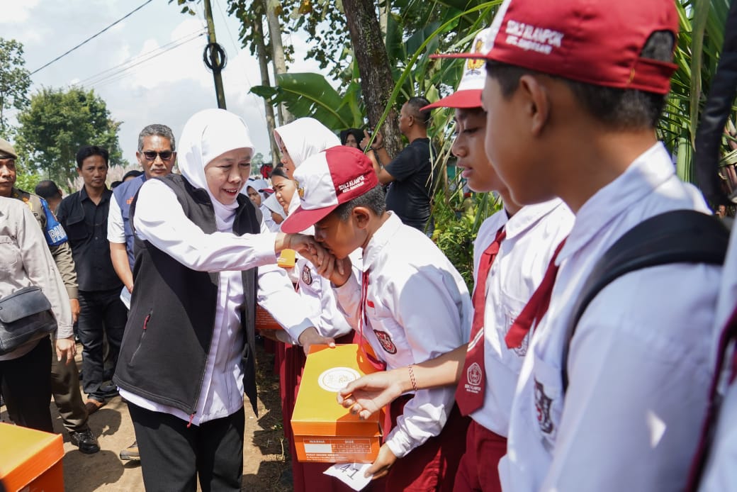 PEDULI: Gubernur Jawa Timur Khofifah Indar bertemu dengan siswa di Jatim.