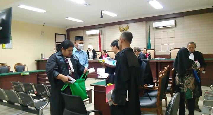SAKSI : Terdakwa Heri Achmadi (baju biru) jalani sidang di Tipikor, Surabaya. Ia menjadi terdakwa kasus pungli PTSL Desa Trosobo, Taman, Sidoarjo. (DIKY SANSIRI/RADAR SIDOARJO)