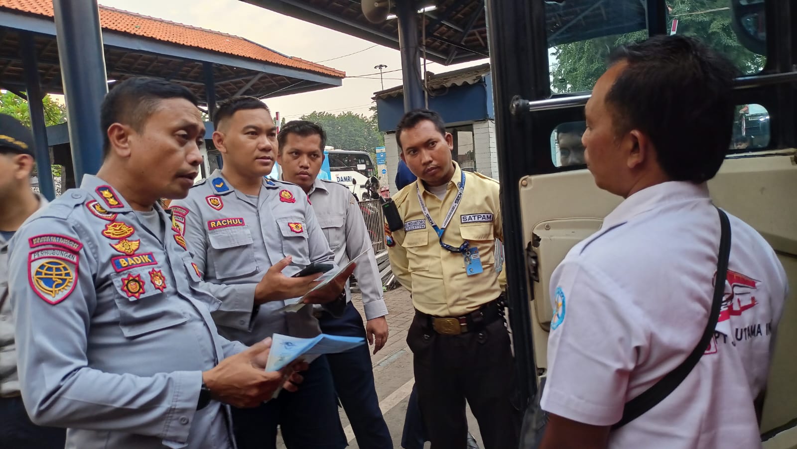 KETAT: Kepala Terminal Purabaya, Ahmad Badik (kiri), saat melakukan ramp check sejumlah bus. (DIKY SANSIRI/RADAR SIDOARJO)