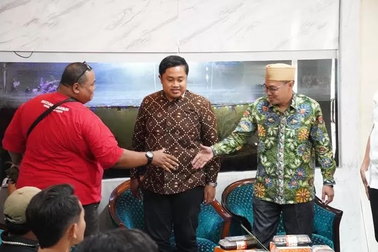 CURHAT: Ketua Deltamania Syaiful Baqirok saat bertemu dengan Ketua DPRD Sidoarjo, Abdillah Nasih (kanan).
