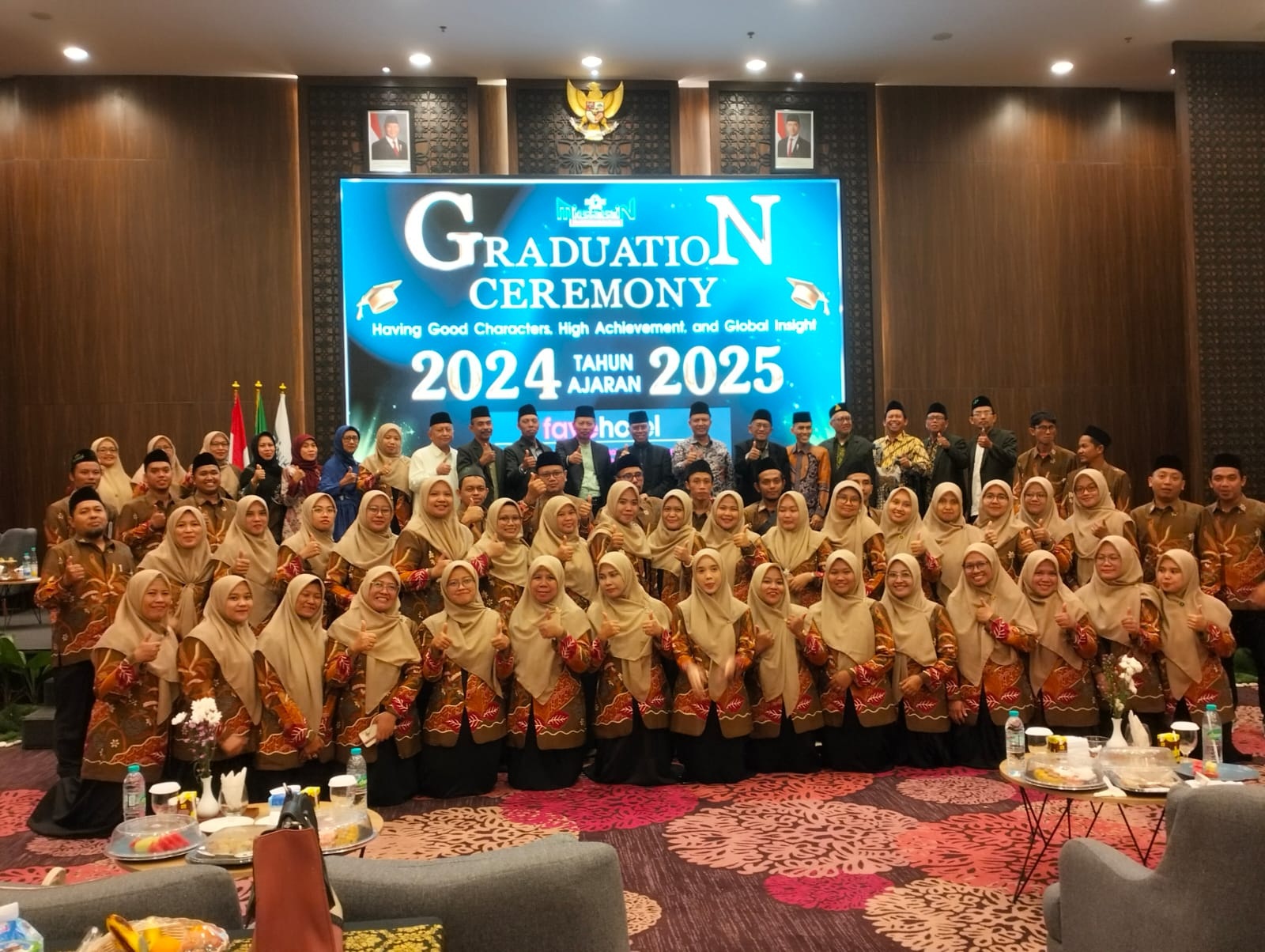 SINERGIS: Dewan guru MINU KH Mukmin Sidoarjo dan para undangan saat foto bersama seusai acara. (ANAS/RADAR SIDOARJO)