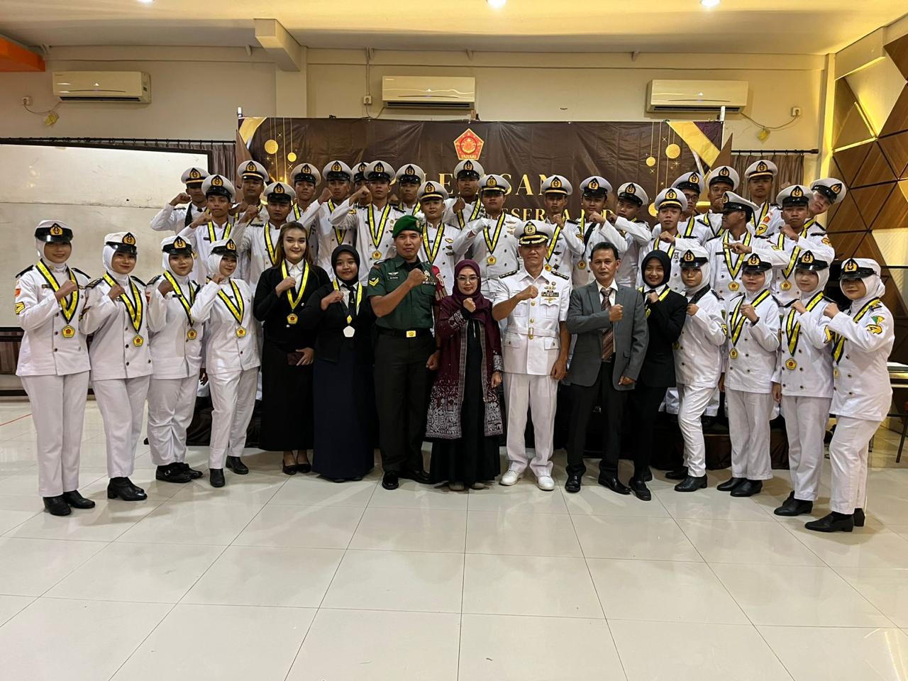 KOMPAK: Para siswa saat foto bersama Pelepasan Peserta Didik Tingkat Xll SMK Yahari Sidoarjo. (ANAS/RADAR SIDOARJO)