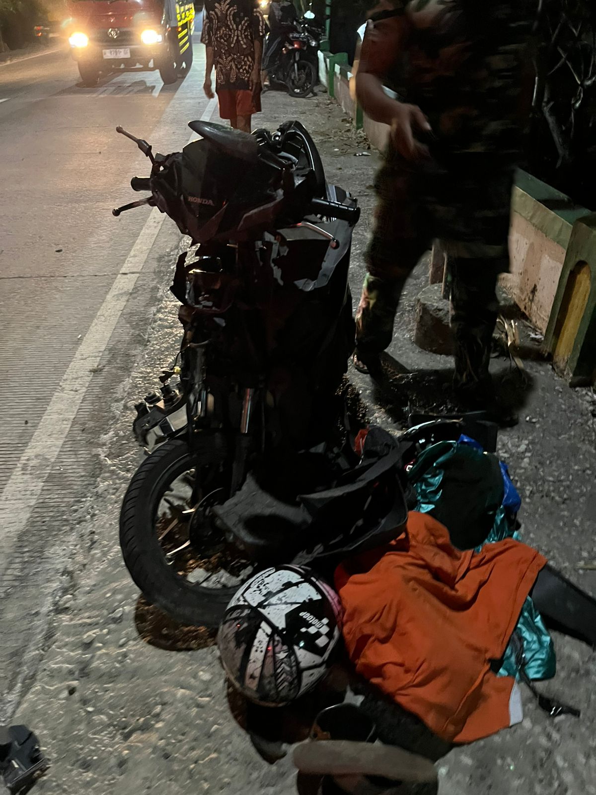 MAUT : Polisi sedang melakukan olah TKP kecelakaan pikap dengan sepeda motor di Rejeni Krembung, Kamis (29/5). (IST/RADAR SIDOARJO)