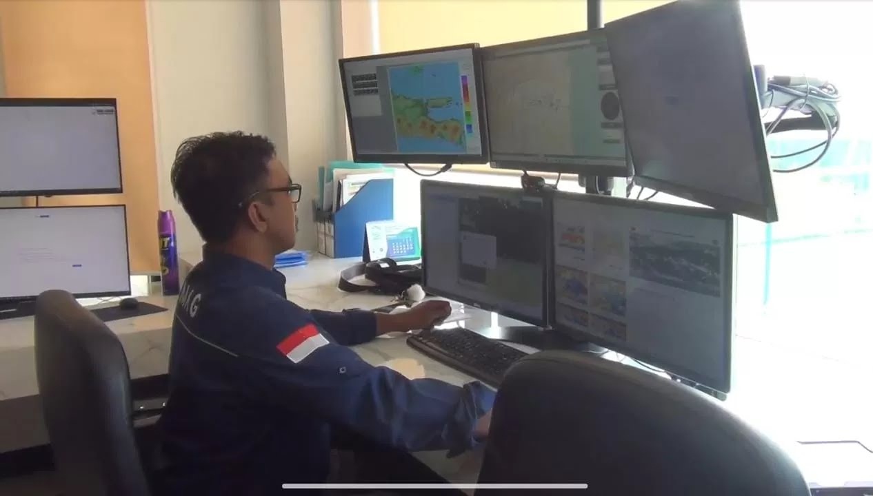 KONDISI: Prakirawan BMKG Juanda saat mengamati cuaca. (M SAIFUL ROHMAN/RADAR SIDOARJO)