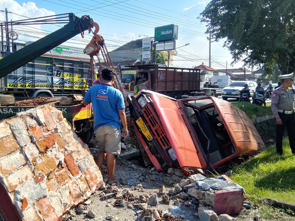 APES: Angkot tercebur ke parit di Wonoayu, Jumat (30/5). (DIKY PUTRA SANSIRI/RADAR SIDOARJO)