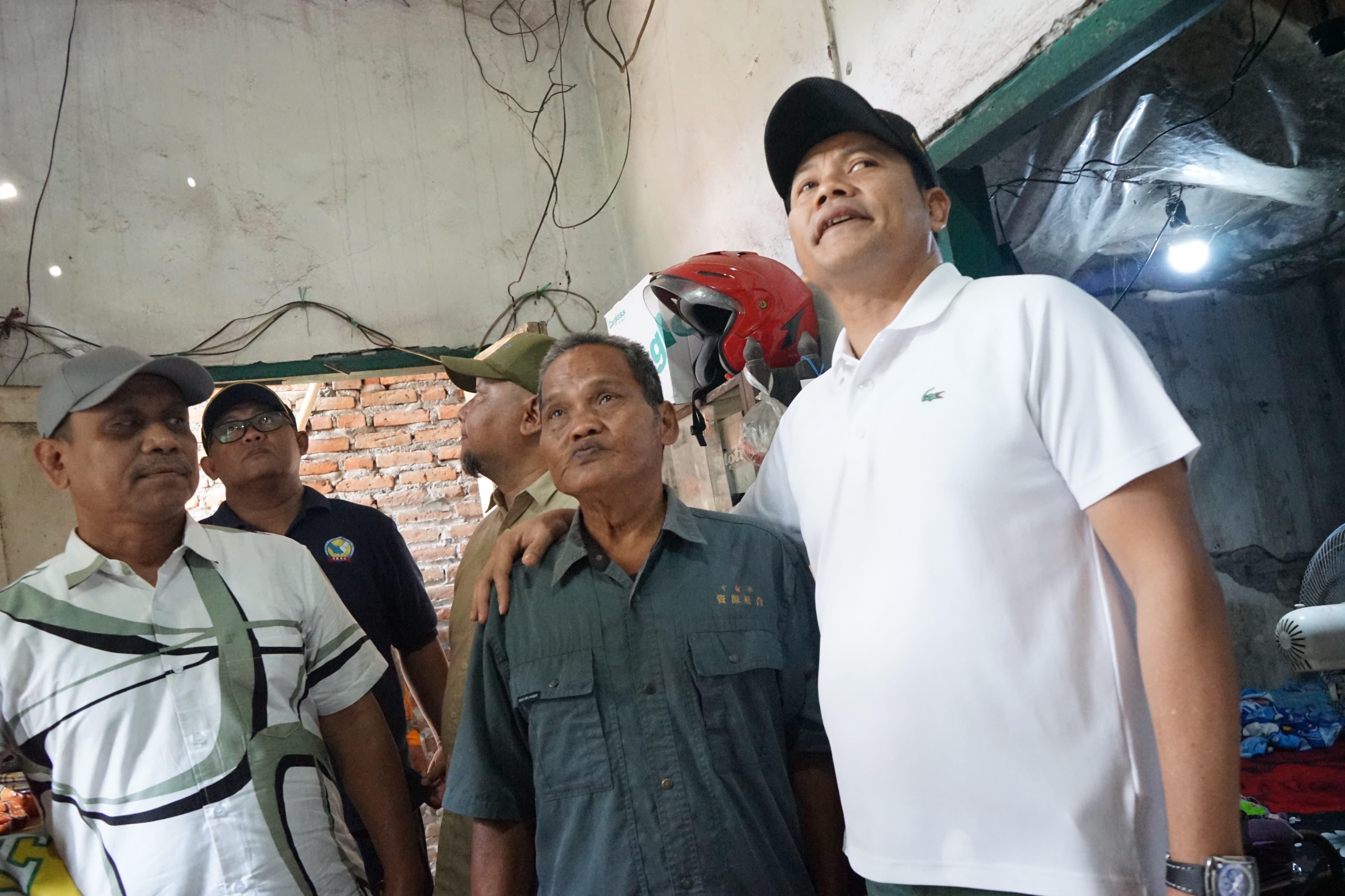GERAK CEPAT: Bupati Sidoarjo Subandi bersama dengan jajaran Dinas Sosial dan Baznas Sidoarjo melakukan sidak langsung ke dua lokasi RTLH di Kecamatan Krian, Sabtu (31/5).