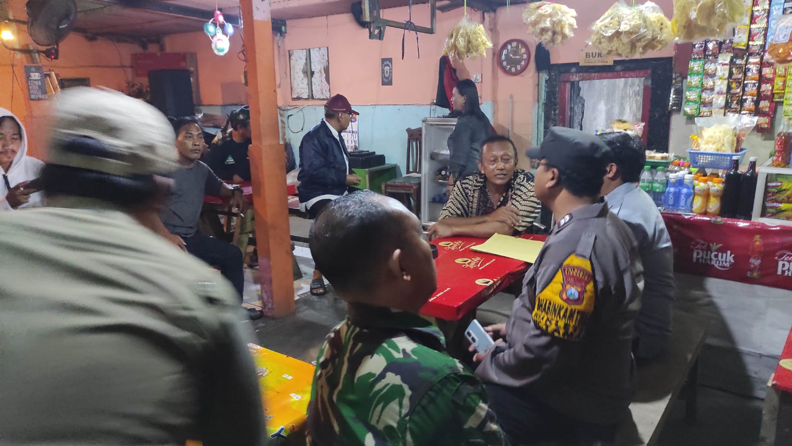 RAZIA : Petugas gabungan gerebek warung remang-remang di Kletek Taman Sidoarjo. (IST/RADAR SIDOARJO)