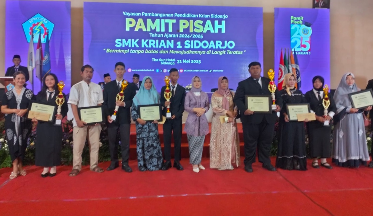 TERBAIK : Kepala SMK Krian 1 Sidoarjo Dhini Mekarsari tengah bersama siswa prestasi. (ANAS/RADAR SIDOARJO)