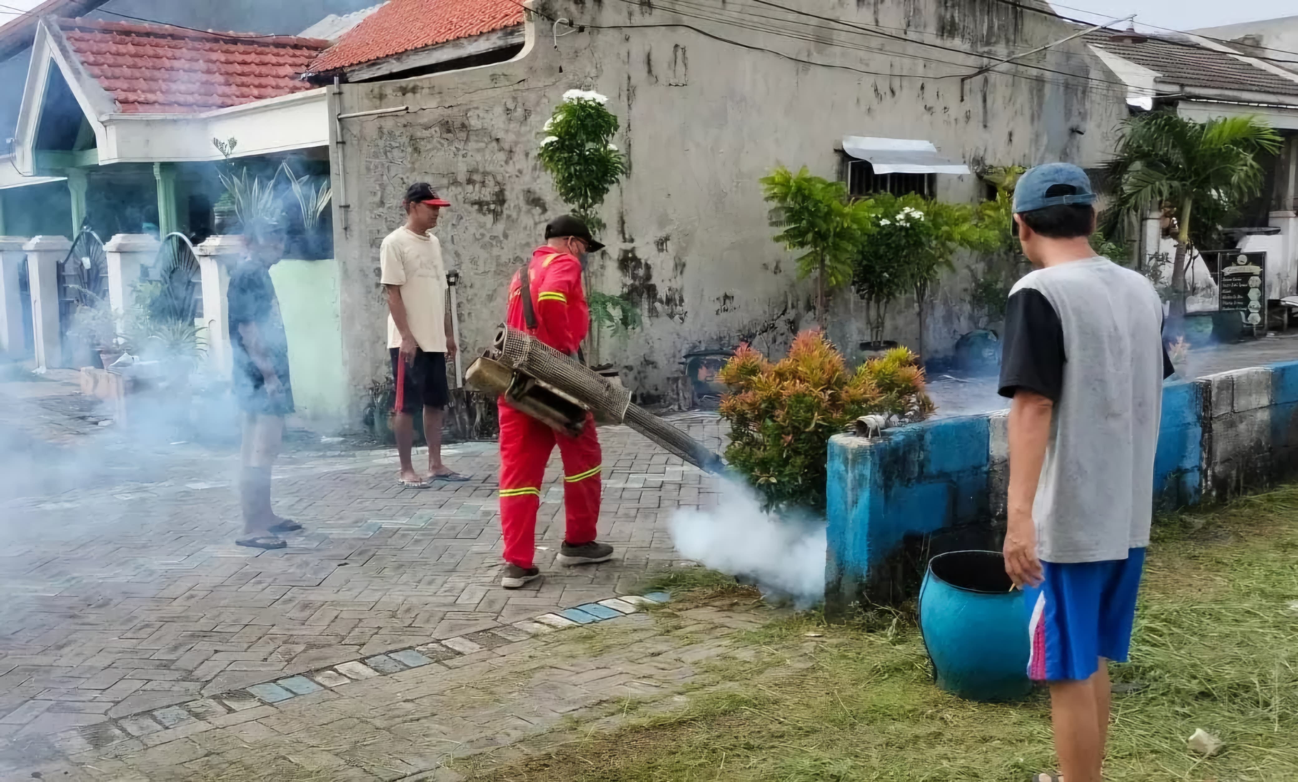 PENCEGAHAN: Tim dari Dinkes Sidoarjo saat melakukan fogging. Kasus DBD di Sidoarjo kembali meningkat. (IST/RADAR SIDOARJO)