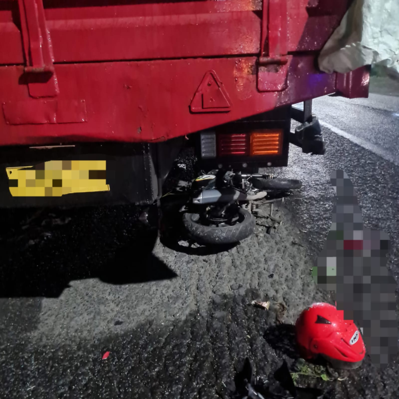 BARANG BUKTI : Kondisi sepeda motor berada di bawah truk usai kecelakaan di Jalan Raya Kemangsen, Balongbendo, Sidoarjo. (IST/RADAR SURABAYA)