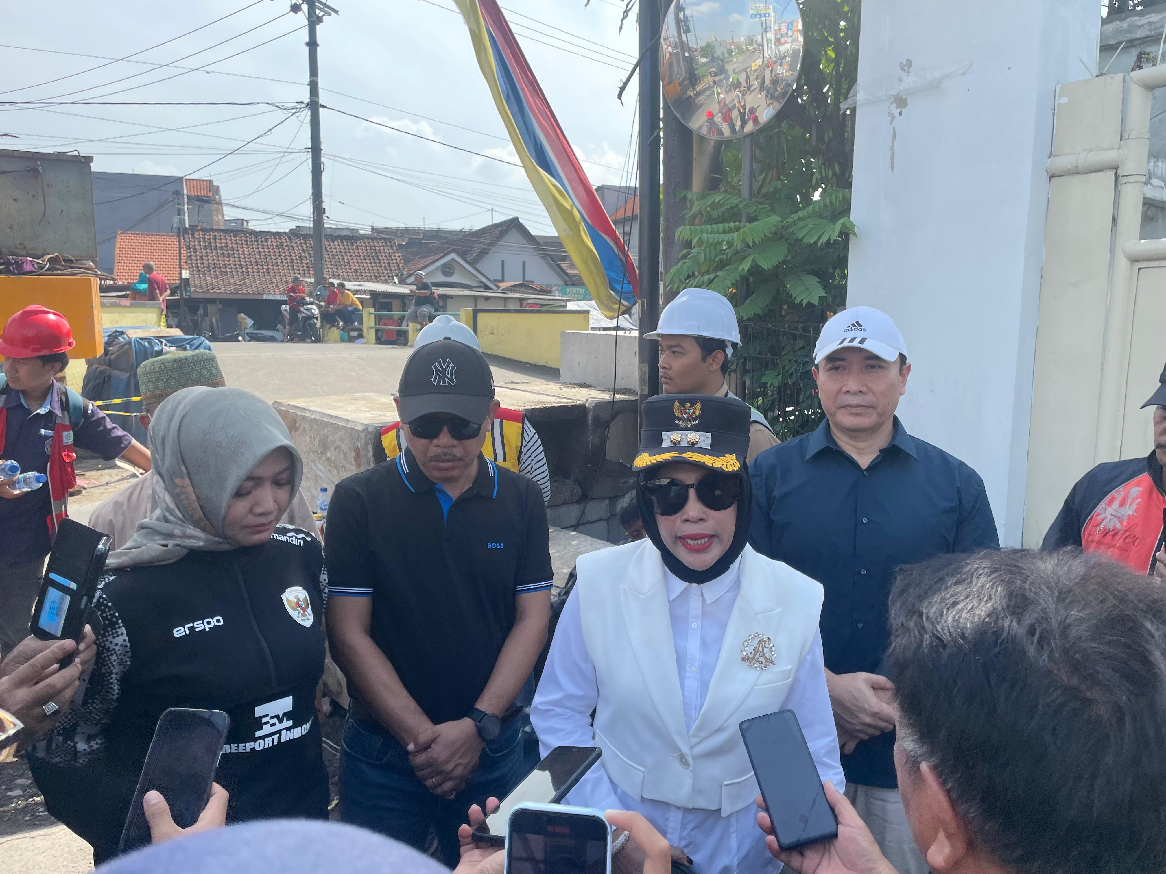 DIKELUHKAN: Wabup Sidoarjo, Mimik Idayana saat melakukan sidak betonisasi di Gedangan. (M SAIFUL ROHMAN/RADAR SIDOARJO)