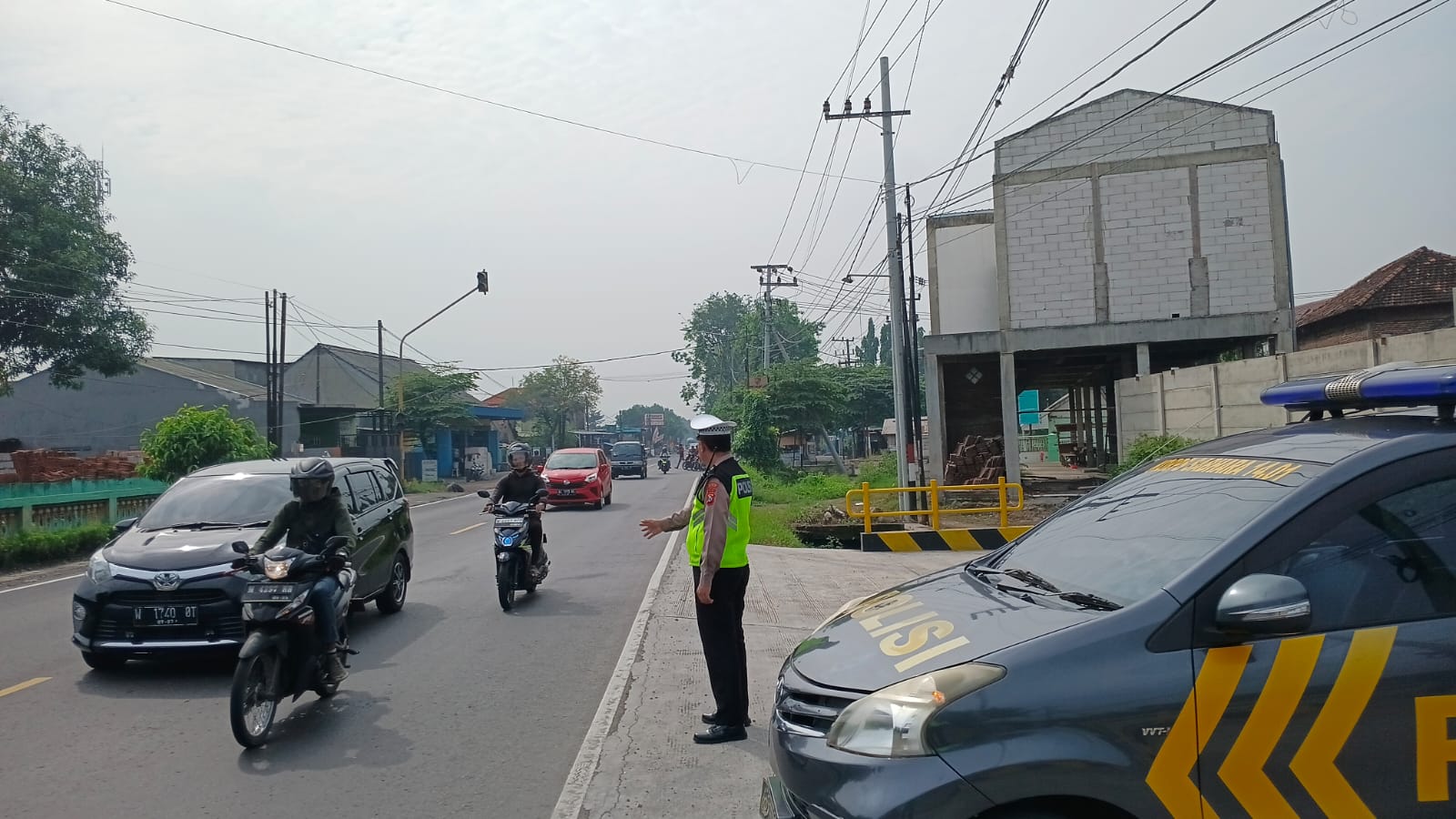 PENGATURAN : Polisi sedang meredam agresif pengemudi di jalur tengkorak, Balongbendo, Sidoarjo. (IST/RADAR SIDOARJO)