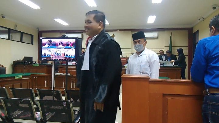 AGENDA SAKSI : Kades Gilang nonaktif, Taman, Sidoarjo, Sulhan mengenakan masker usai menjalani sidang di Pengadilan Tipikor, Senin (2/6). (DIKY SANSIRI/RADAR SIDOARJO)