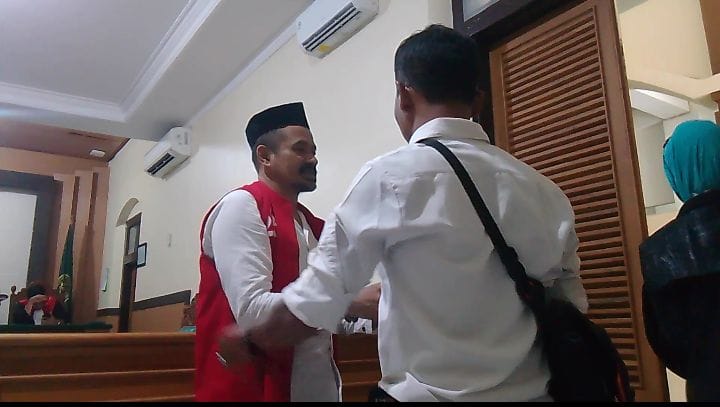 BUDAK SABU : M Taufik Rachman saat menjalani persidangan di Ruang Cakra, PN Sidoarjo, Senin (2/6). Pengendara SS ini ditangkap di Gebang, Sidoarjo. (DIKY SANSIRI/RADAR SIDOARJO)