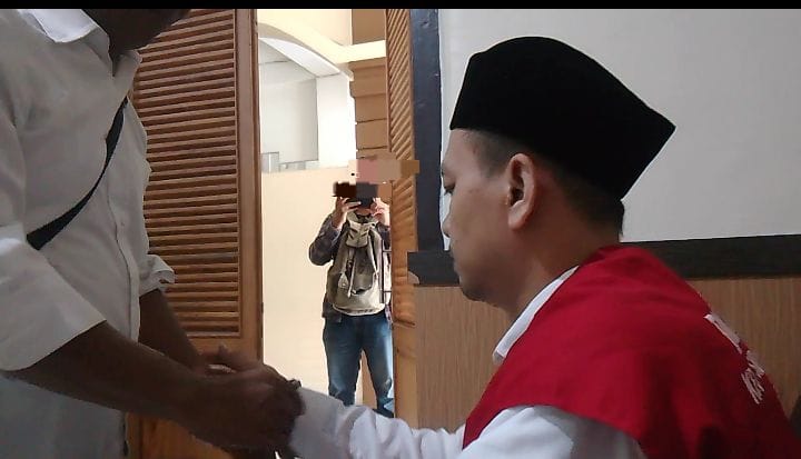 PENIPUAN : Terdakwa Pamuji jalani sidang di PN Sidoarjo, Senin (2/6). Investasi pentol corah maido di Geluran, Taman, membuatnya menjadi terdakwa penipuan. (DIKY SANSIRI/RADAR SIDOARJO)
