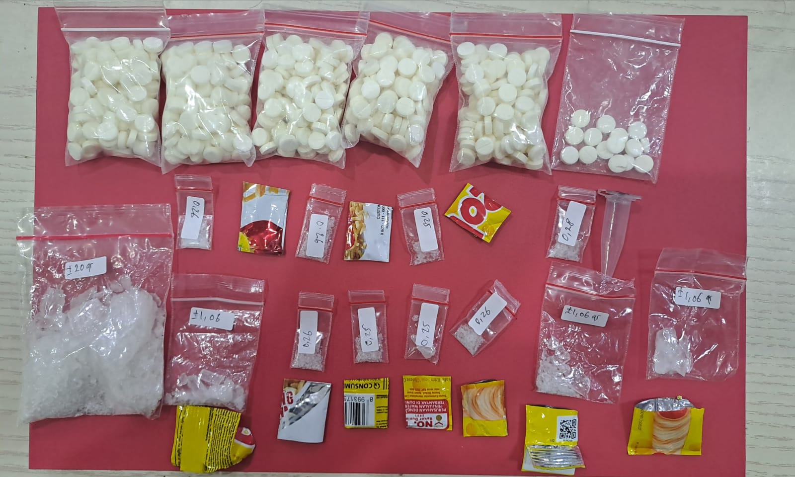 BARANG BUKTI : Sejumlah SS dan Pil LL yang diamankan oleh Satresnarkoba Polresta Sidoarjo dari tangan tersangka. Pelaku mengaku menjual ke buruh pabrik di Taman. (IST/RADAR SIDOARJO)
