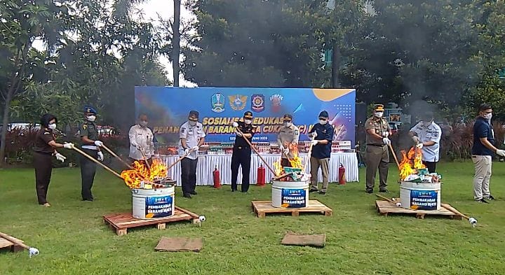 DIBAKAR : Kakanwil Ditjen Bea dan Cukai Jatim I, Untung Basuki bersama Sekda Prov Jatim Adhy Karyono saat pemusnahan 12 juta batang rokok ilegal, Rabu (4/6). (DIKY SANSIRI/RADAR SIDOARJO)