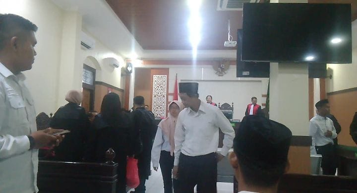 DISIDANG: Pasutri asal Sukodono Sidoarjo jalani sidang di PN Sidoarjo. (DIKY SANSIRI/RADAR SIDOARJO)