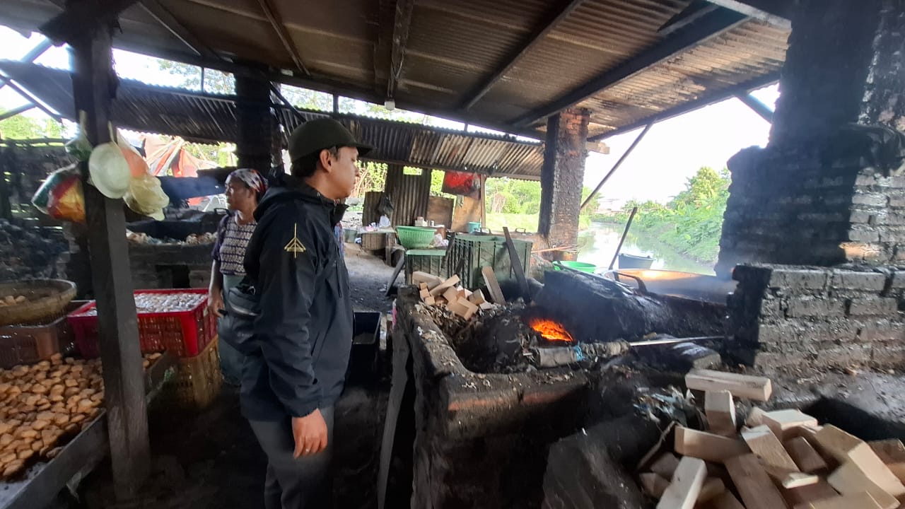 PENCEMARAN LINGKUNGAN: Pengusaha tahu Desa Tropodo menggoreng tahu dengan bahan bakar platik. (M SAIFUL ROHMAN/RADAR SIDOARJO)