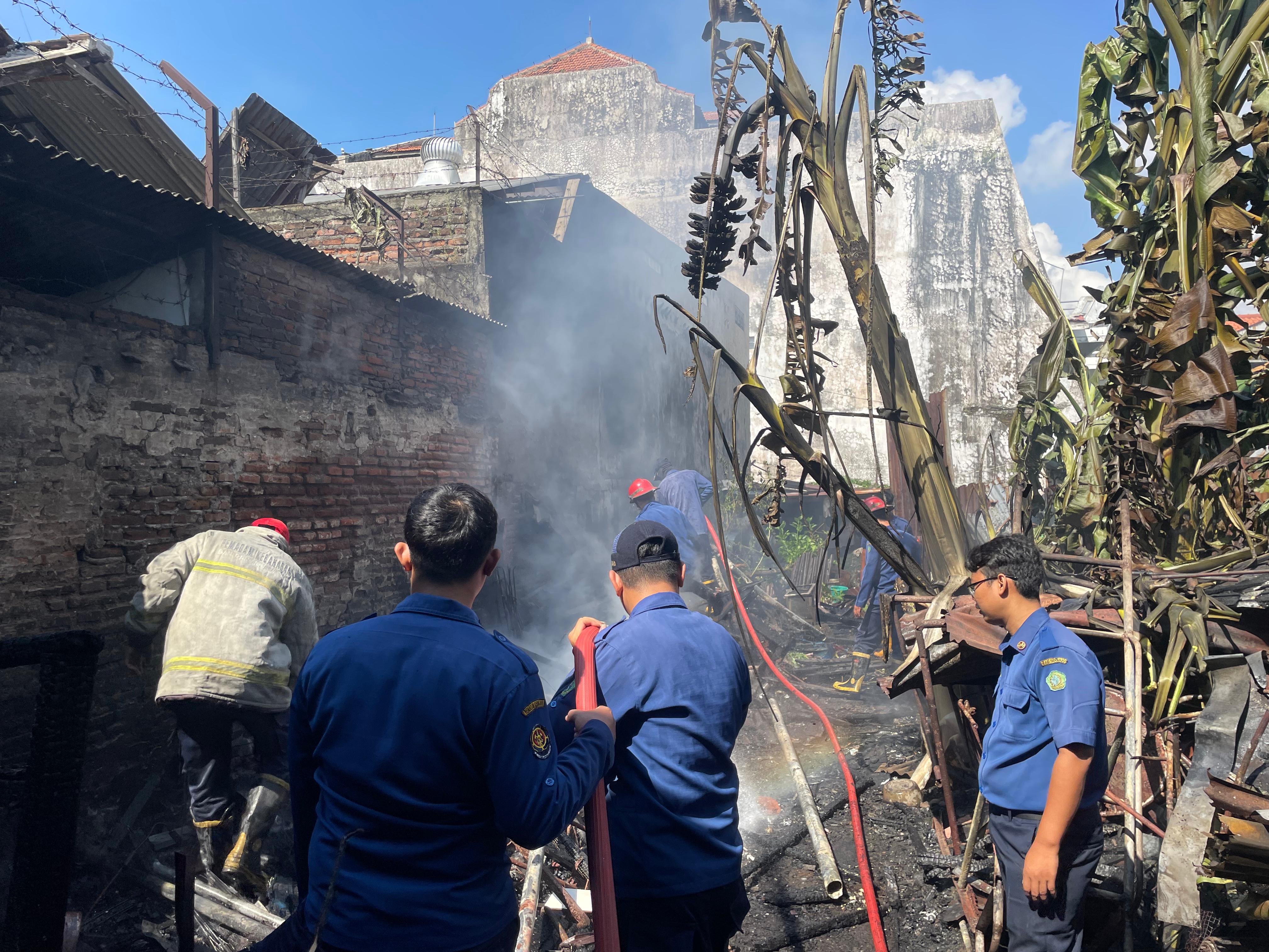 BERJIBAKU: Petugas damkar sedang berupaya menjinakkan api, Rabu (4/6).