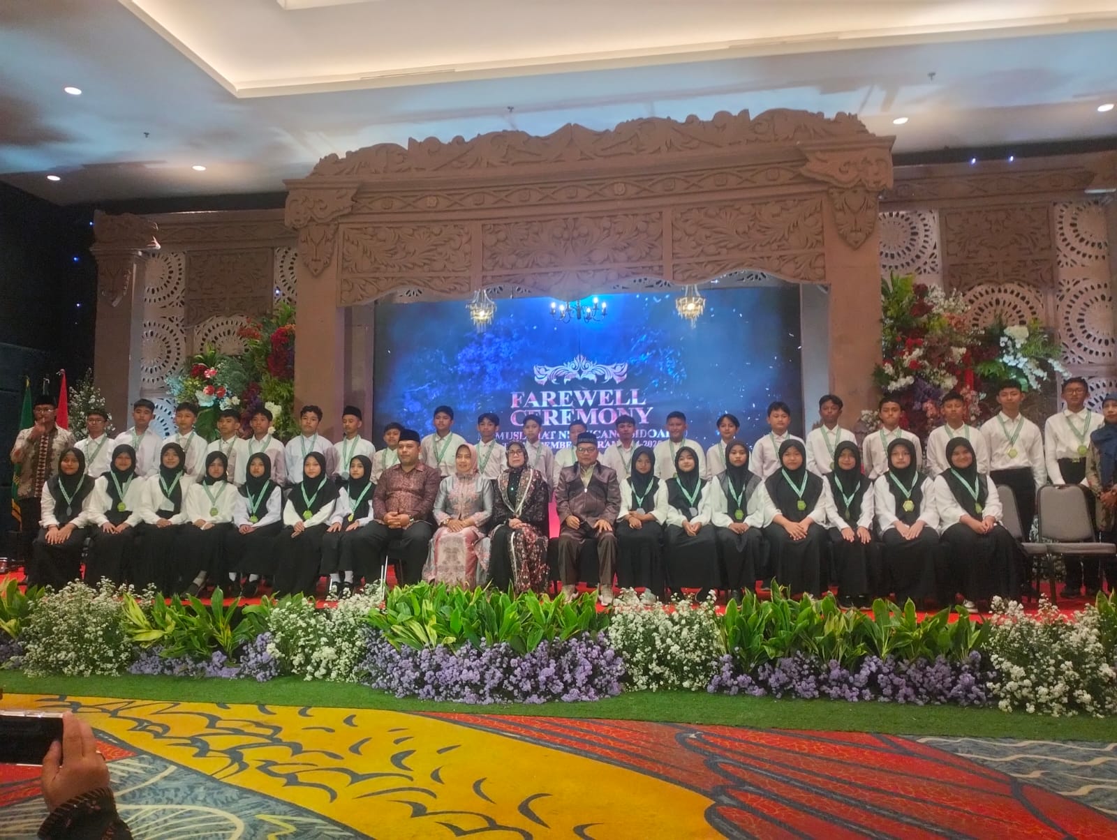KOMPAK: Kepala MI Muslimat NU Pucang Dr M Hamim Thohari, S.Pd, MM, tengah didampingi para siswa kelas VI. (ANAS/RADAR SIDOARJO)