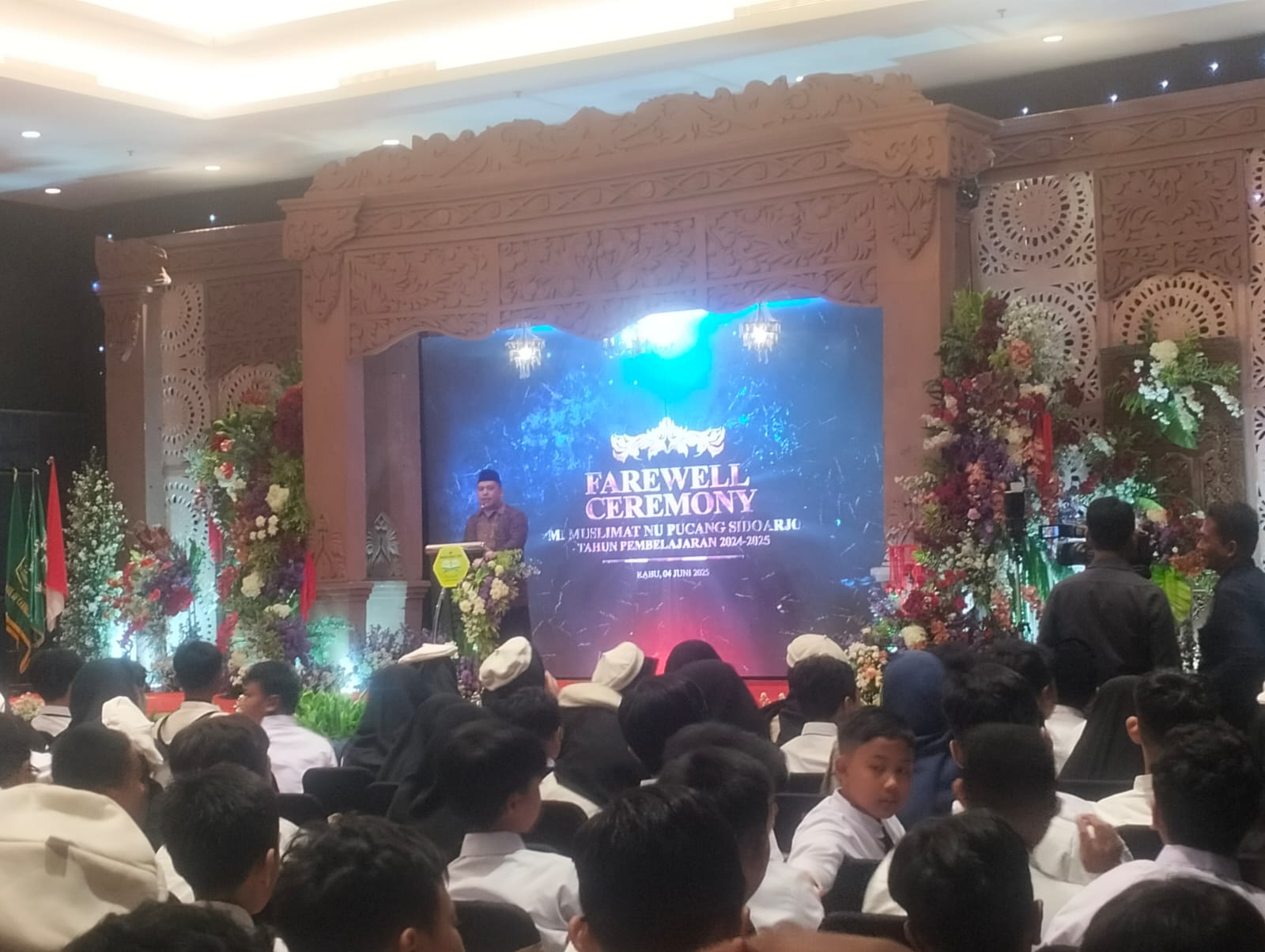 SAMBUTAN : Kepala MI Muslimat NU Pucang Dr. M. Hamim Thohari, S.Pd., MM, saat sambutan dihadapan para wali murid dan siswa. (ANAS/RADAR SIDOARJO)