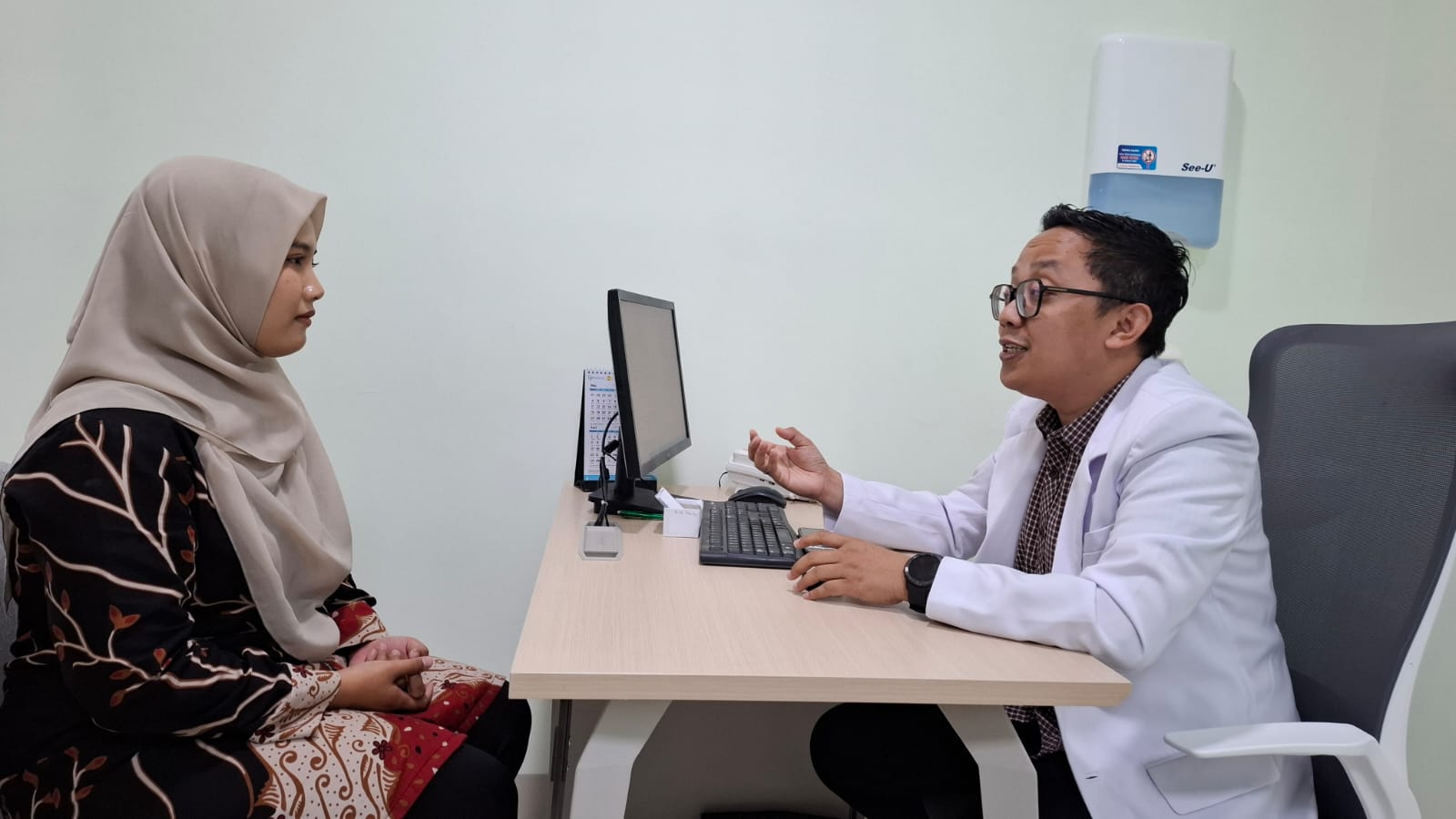 BERMANFAAT: Dokter RSU Assakinah Medika Sukodono, dr Ahmad Harissul Ibad saat memberikan tips sehat ke masyarakat. (M SAIFUL ROHMAN/RADAR SIDOARJO)