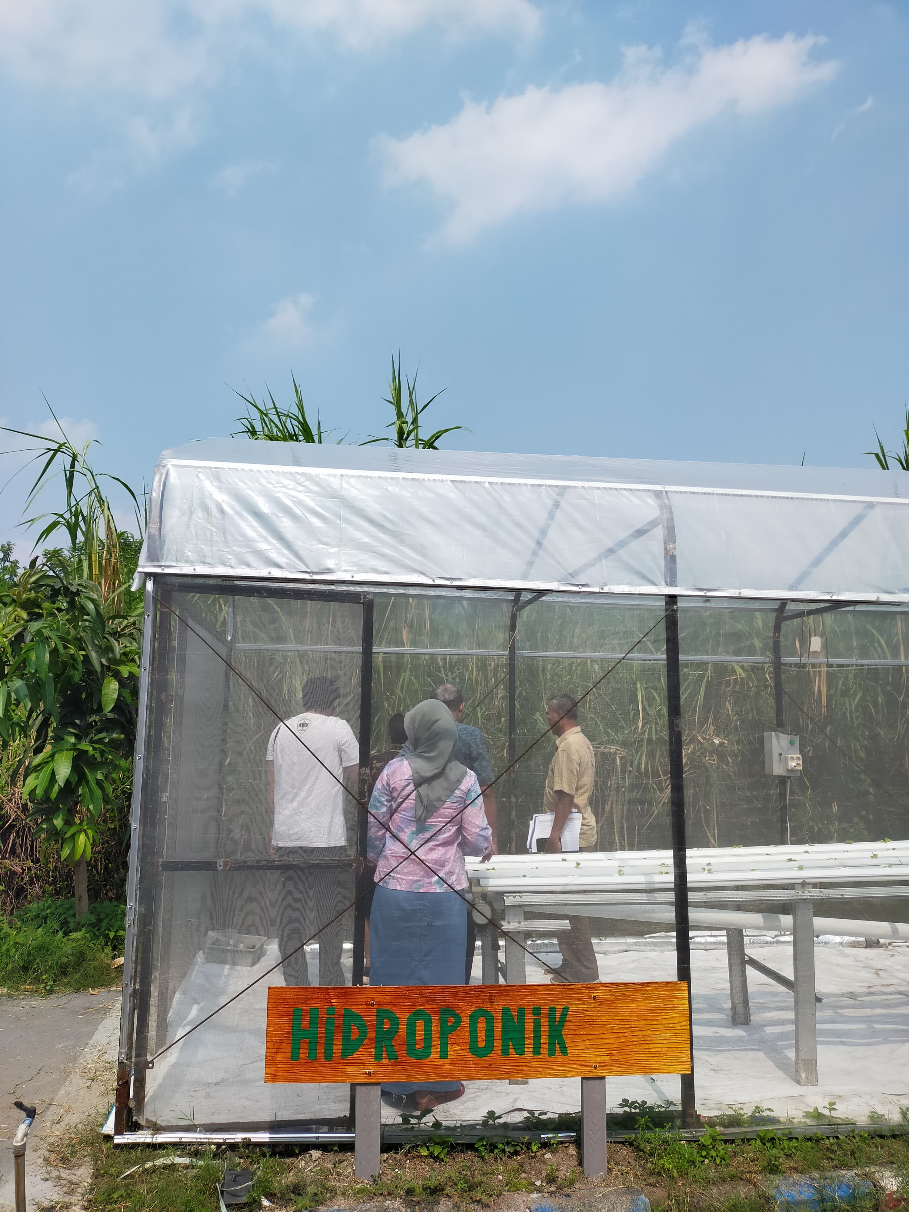 INOVATIF: RT 16 Perum MCA persiapkan lomba RT Sehat dan RT Asri, Tanggulangin, Kamis (5/6). (DIKY SANSIRI/RADAR SIDOARJO)