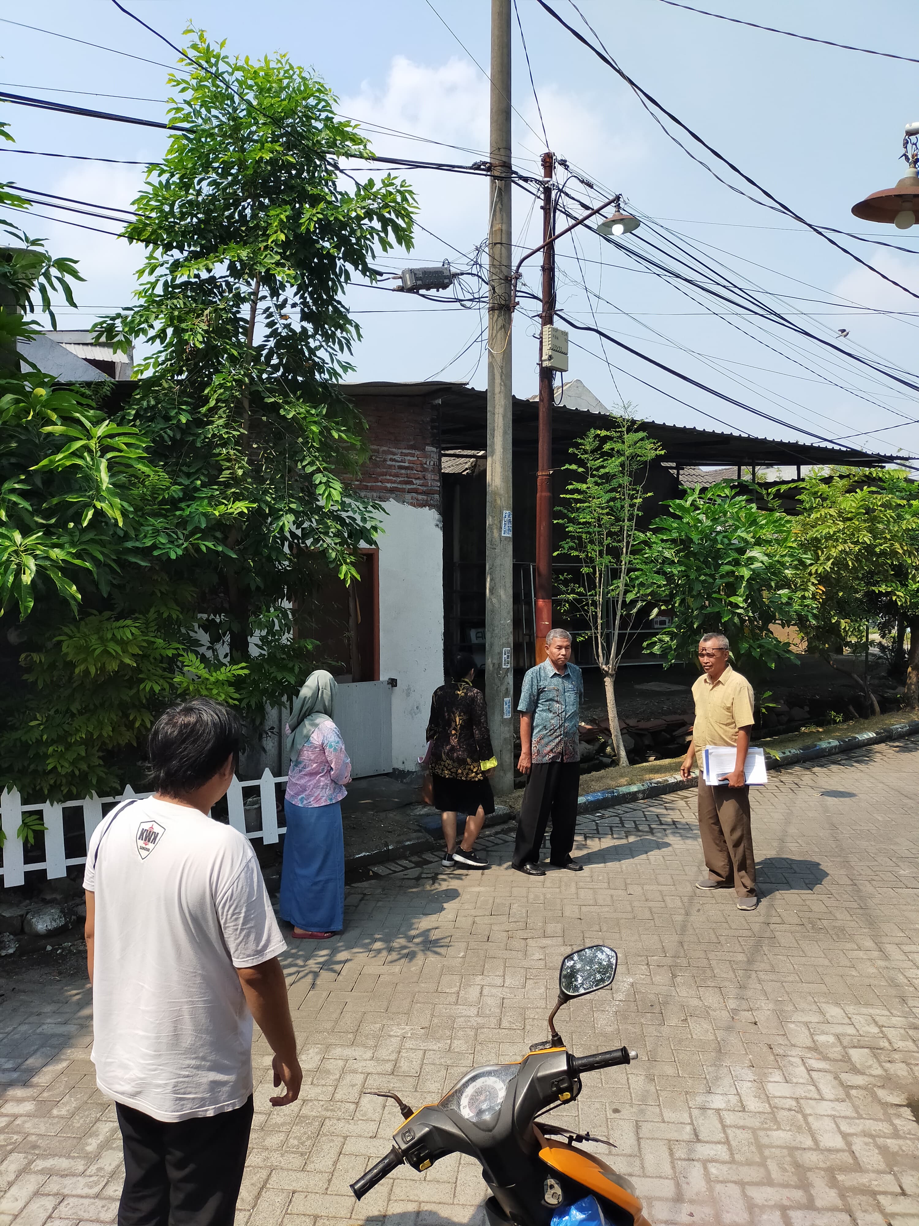 KOMPAK: RT 16 Perum MCA persiapkan lomba RT Sehat dan RT Asri, Tanggulangin, Kamis (5/6). (DIKY SANSIRI/RADAR SIDOARJO)
