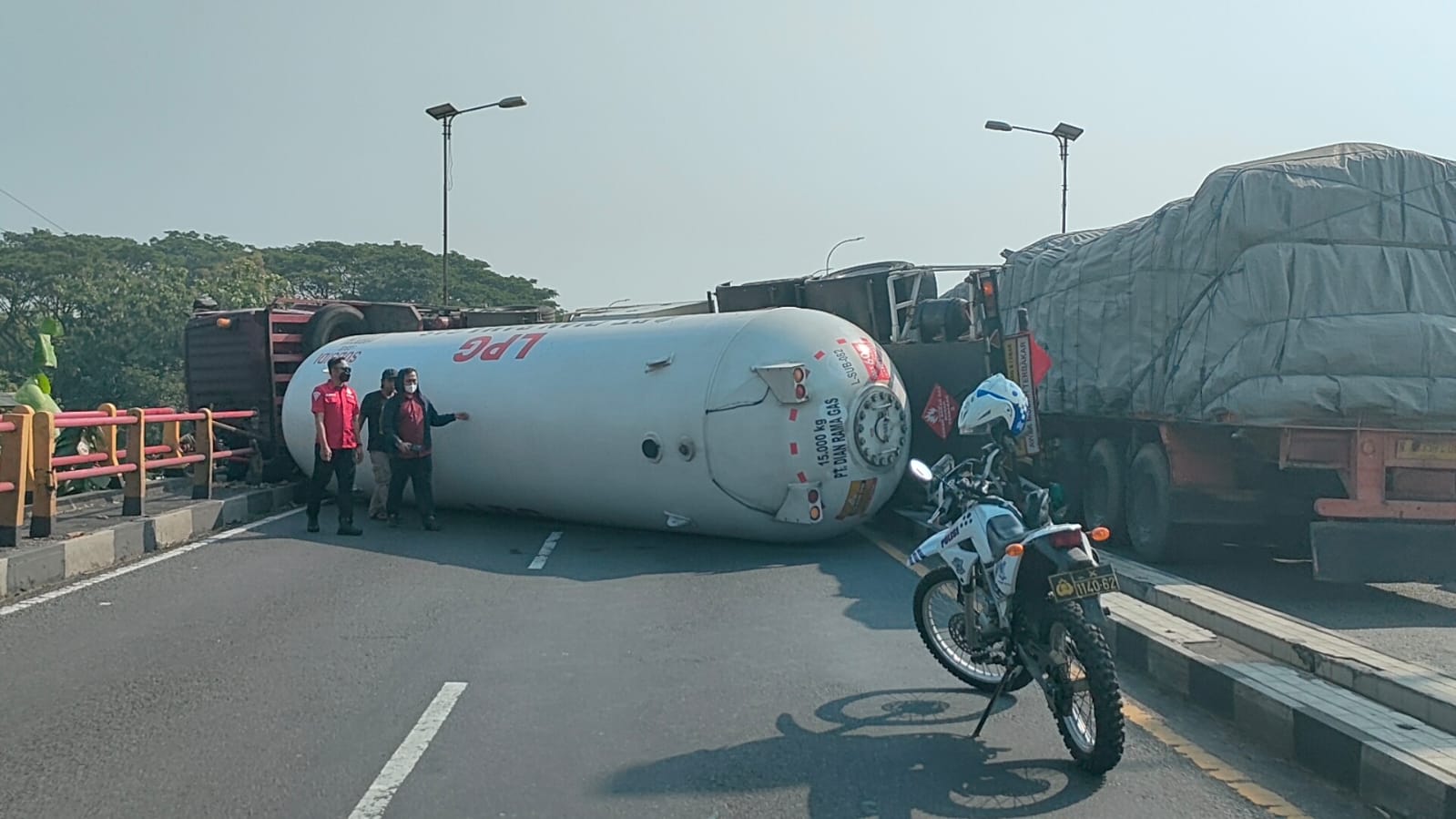 APES : Truk tangki terguling di Jembatan Mliriprowo Tarik Sidoarjo, Kamis (5/6) pagi.