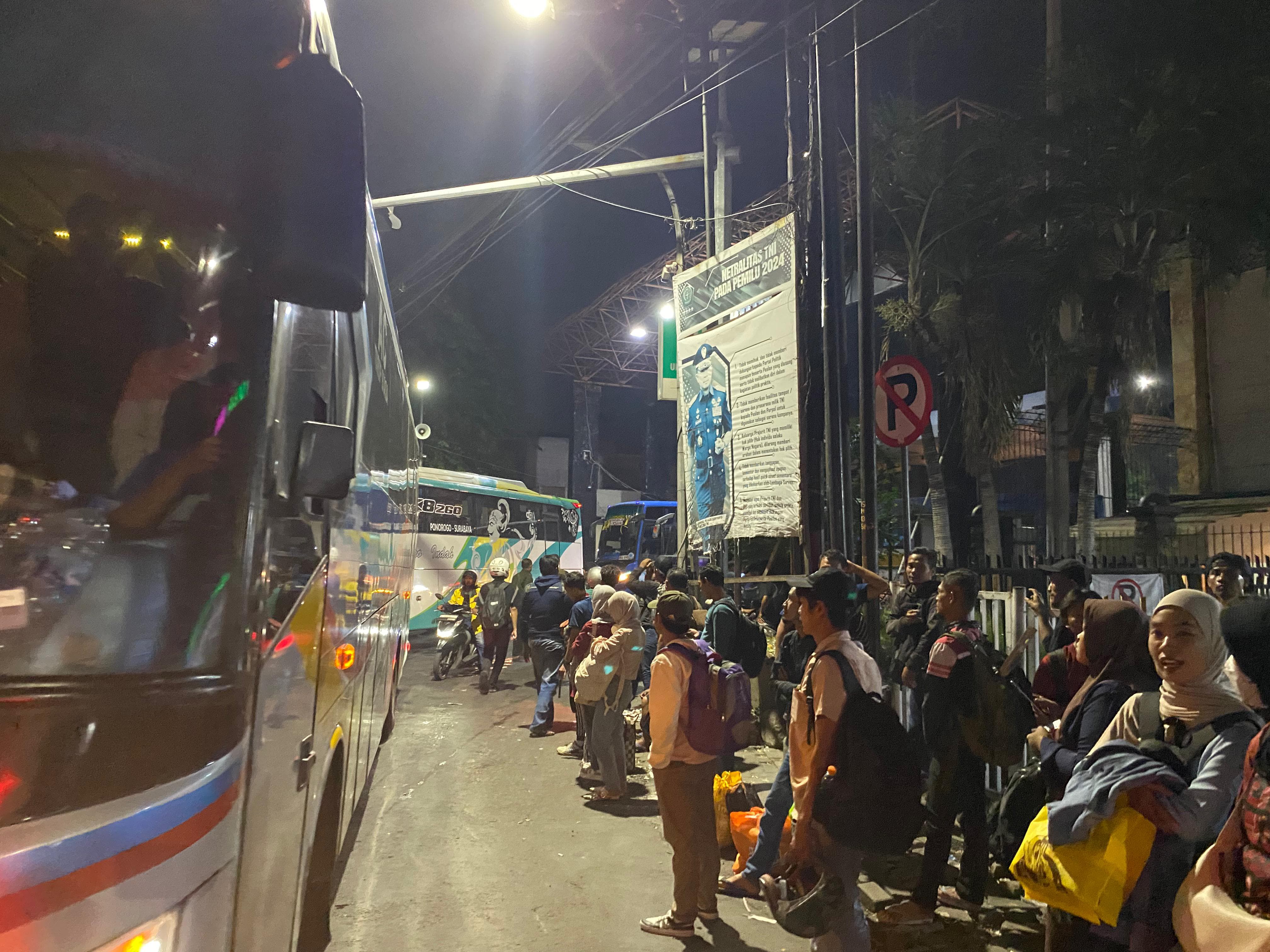 PENUH : Penumpang di Terminal Purabaya Waru Sidoarjo sedang menunggu kedatangan bus, Kamis (5/6) malam. Terjadi lonjakan saat libur Hari Raya Idul Adha. (IST/RADAR SIDOARJO)
