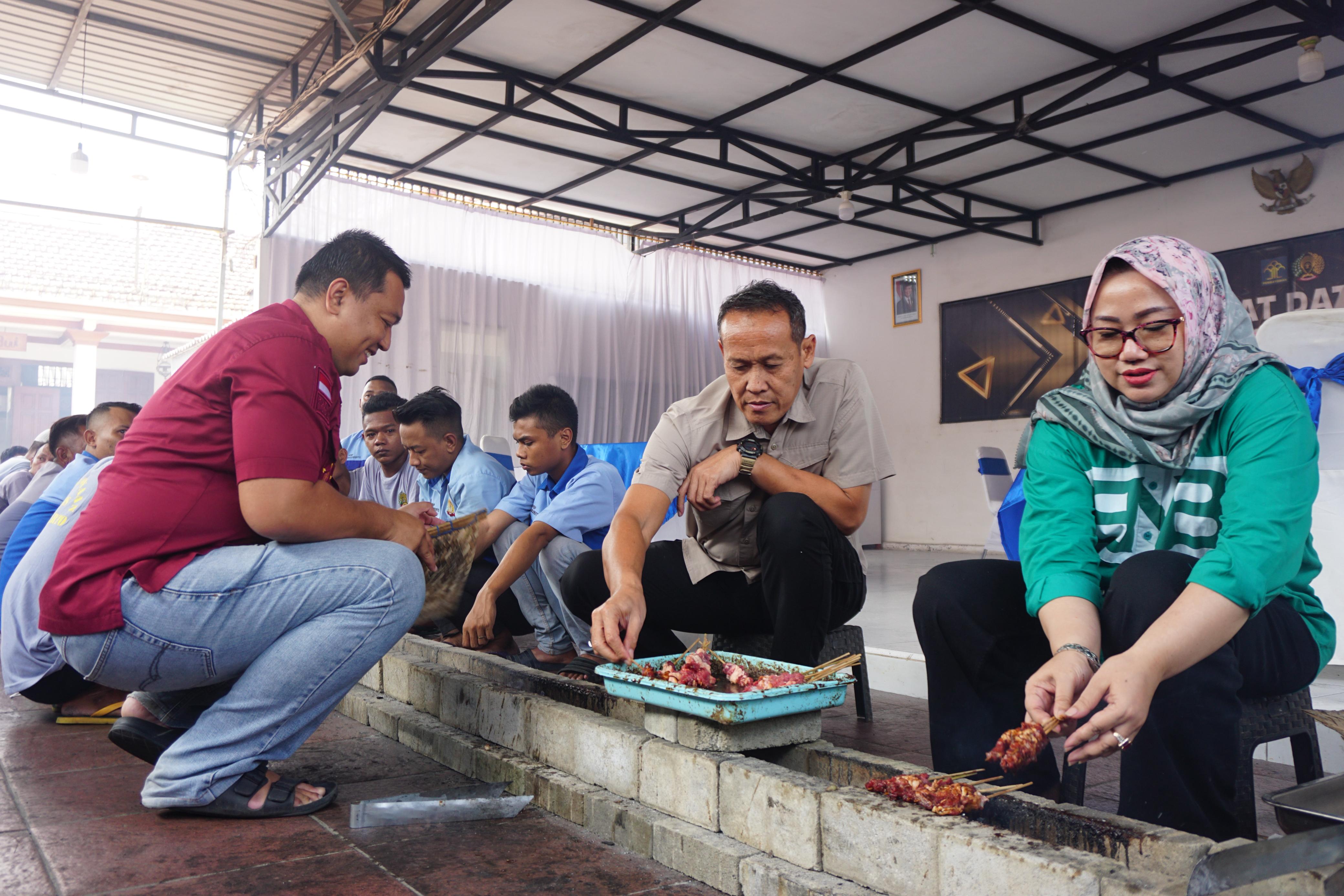 KEBERSAMAAN: Kakanwil Ditjenpas Jatim Kadiyono (dua dari kanan) nyate bareng di Lapas Mojokerto.