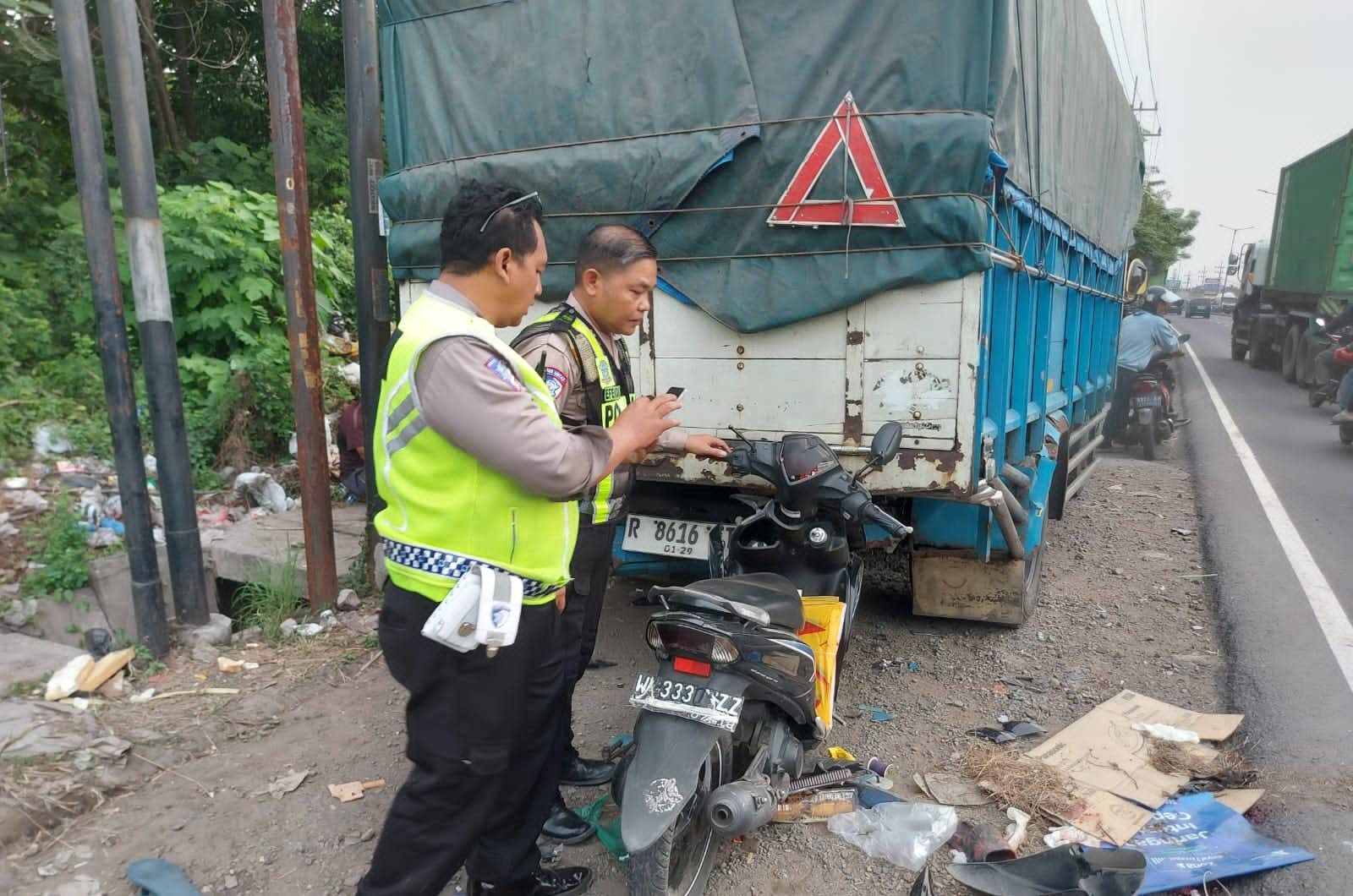 OLAH TKP: Polisi sedang berada di lokasi kejadian.