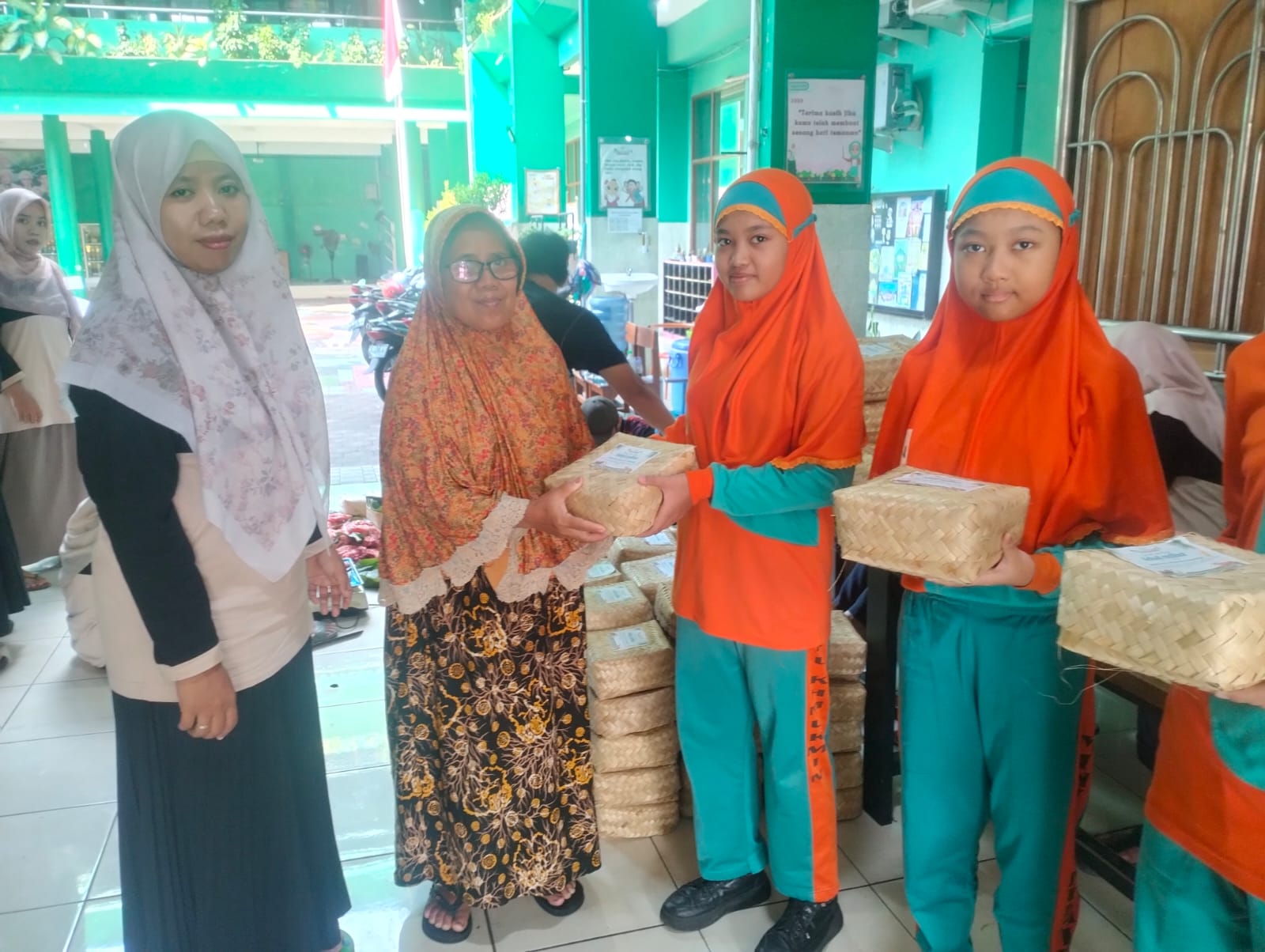 PENYERAHAN: Secara simbolis siswa didampingi kepala MINU KH Mukmin Sidoarjo, Hj Anis Faridah memberikan daging qurban kepada warga yang berhak. (ANAS/RADAR SIDOARJO)