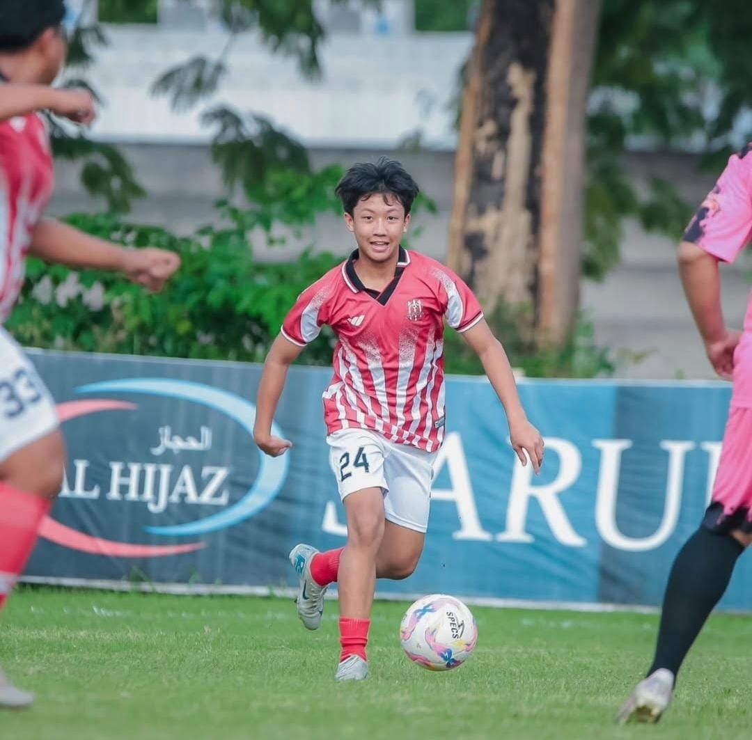 BERTALENTA: Pemain muda Deltras Sidoarjo saat latihan di Lapangan Siwalanpanji. (IST)