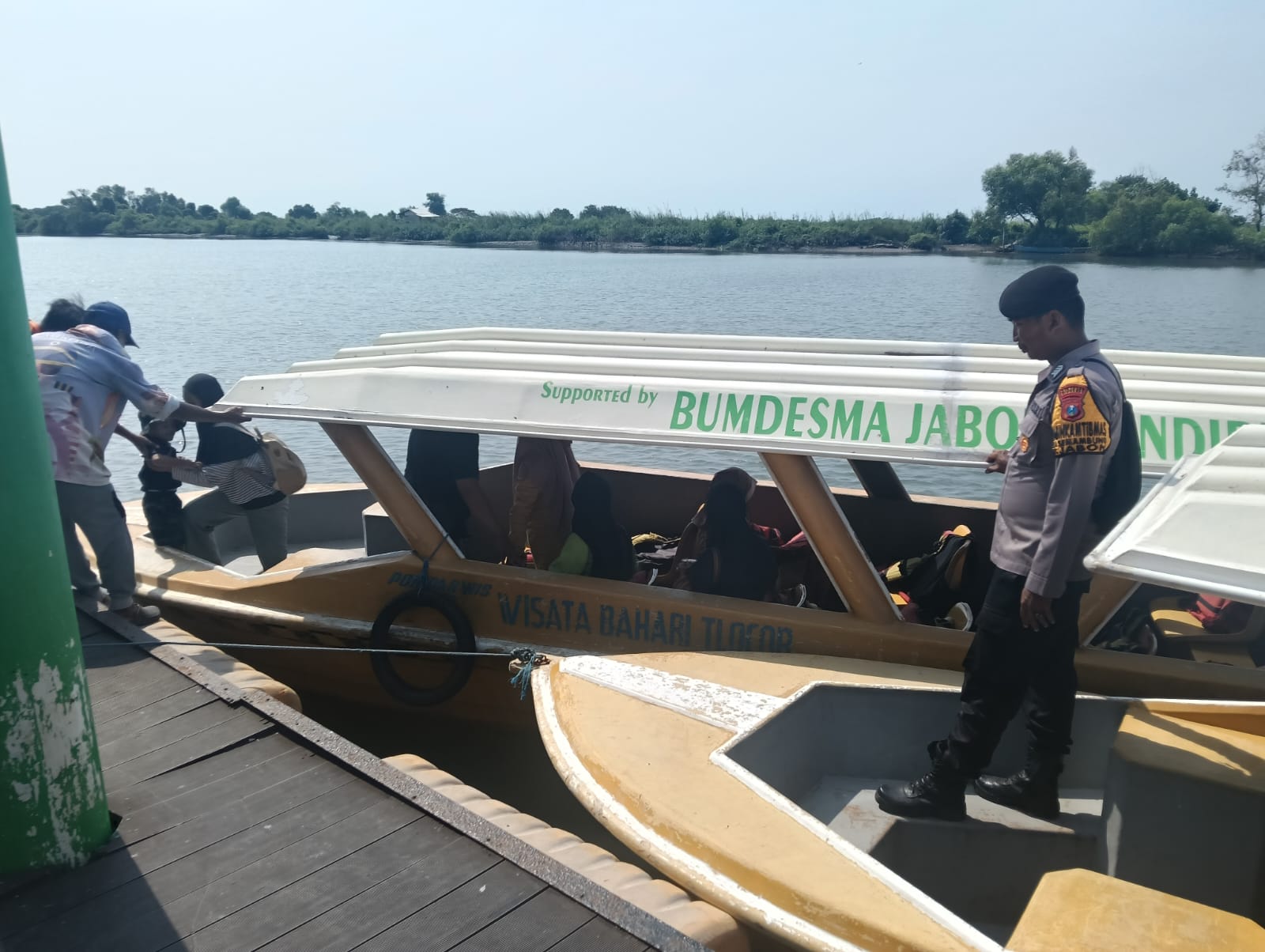 KEAMANAN : Polisi melakukan patroli serta memberikan imbauan kepada wisatawan di Wisata Tlocor, Jabon.  &nbsp;