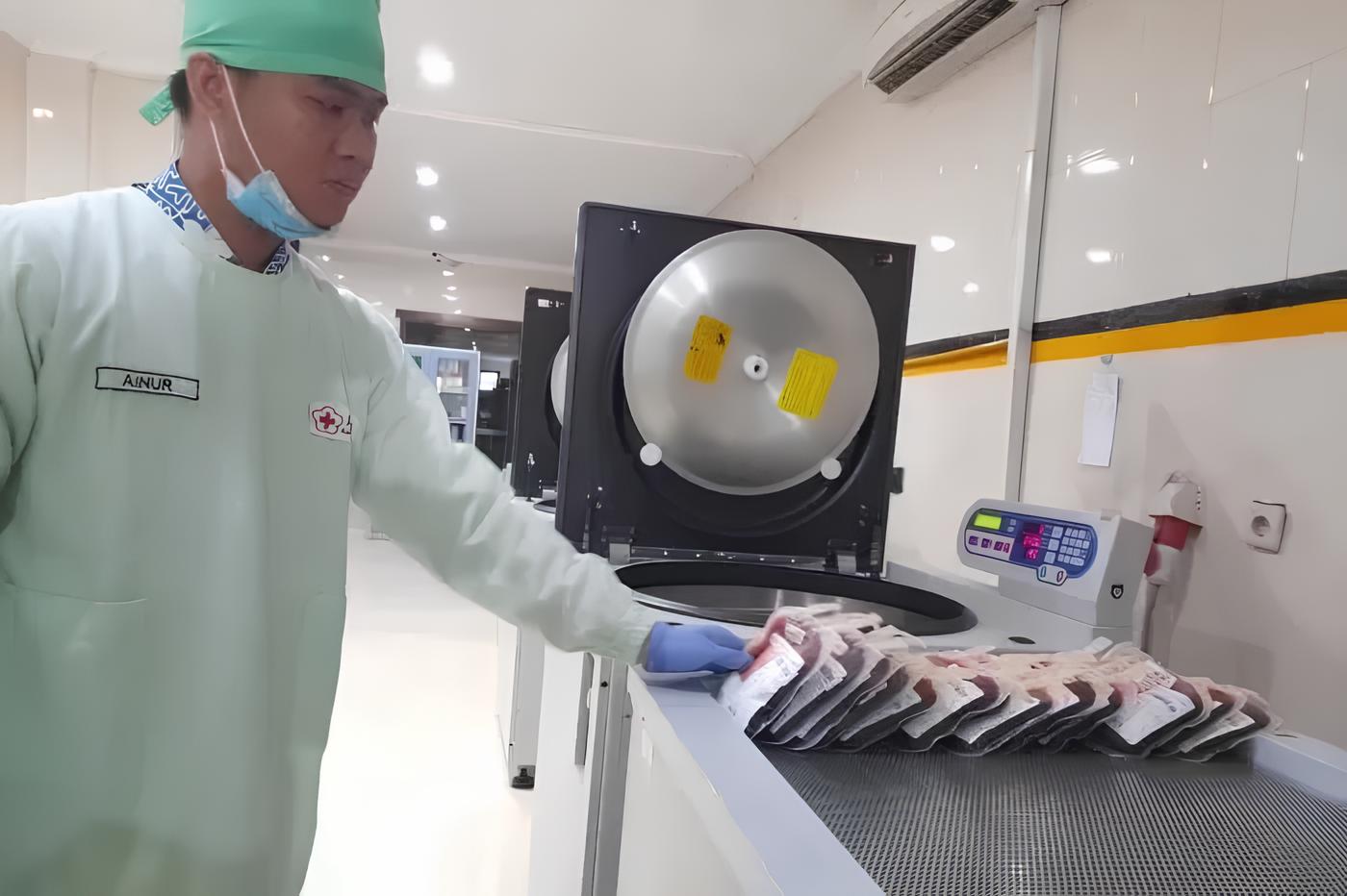 PELAYANAN: Petugas PMI Sidoarjo saat perlihatkan stok darah. (M SAIFUL ROHMAN/RADAR SIDOARJO)