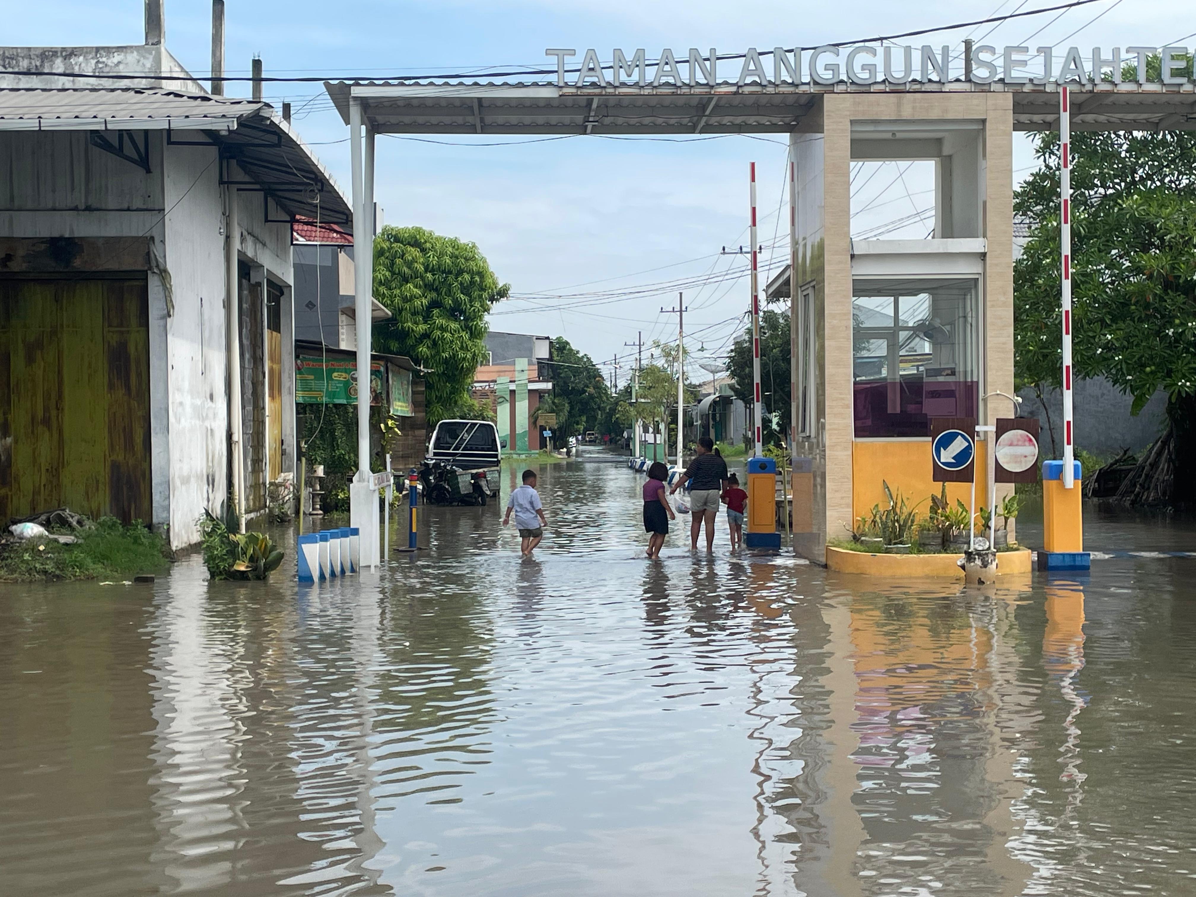 TERGENANG: Banjir yang menggenangi jalanan Desa Jambangan, Kecamatan Candi, Sidoarjo. Ini diduga disebabkan air sungai meluap. (M SAIFUL ROHMAN/RADAR SIDOARJO)