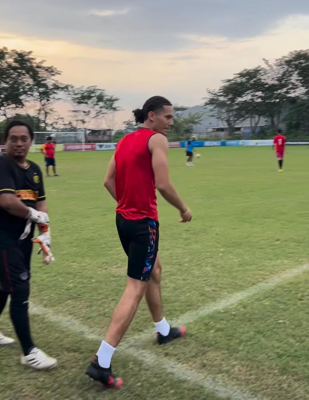 BERLIBUR: Pemain sepak bola asal Belanda keturunan Sidoarjo, Bobby Oenen sedang bermain sepak bola di Lapangan Siwalanpanji.&nbsp;(IST/ JAWA POS)