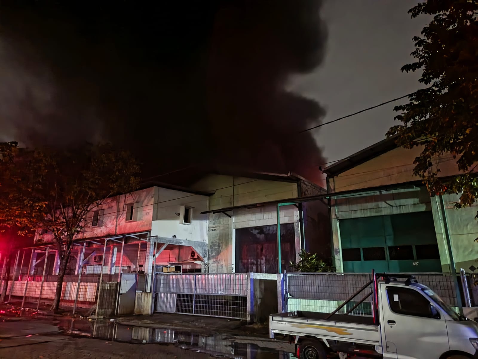 PEMADAMAN: Kondisi pergudangan yang terbakar di kawasan Gedangan. (IST)